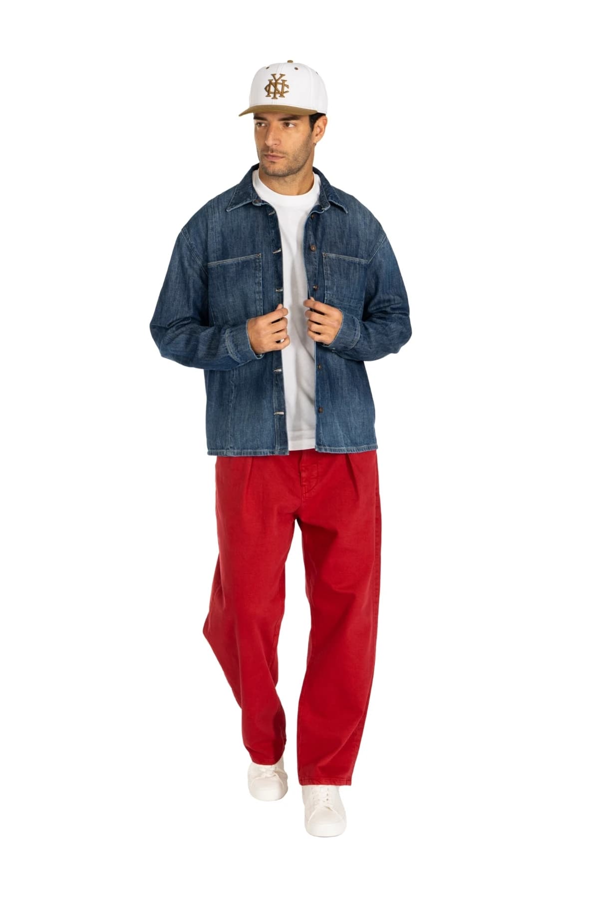 Denim Moon erkek koyu mavi yıkamalı denim gömlek, çift göğüs cebi ve düğmeli ön kapama, modelde önden görünüm.