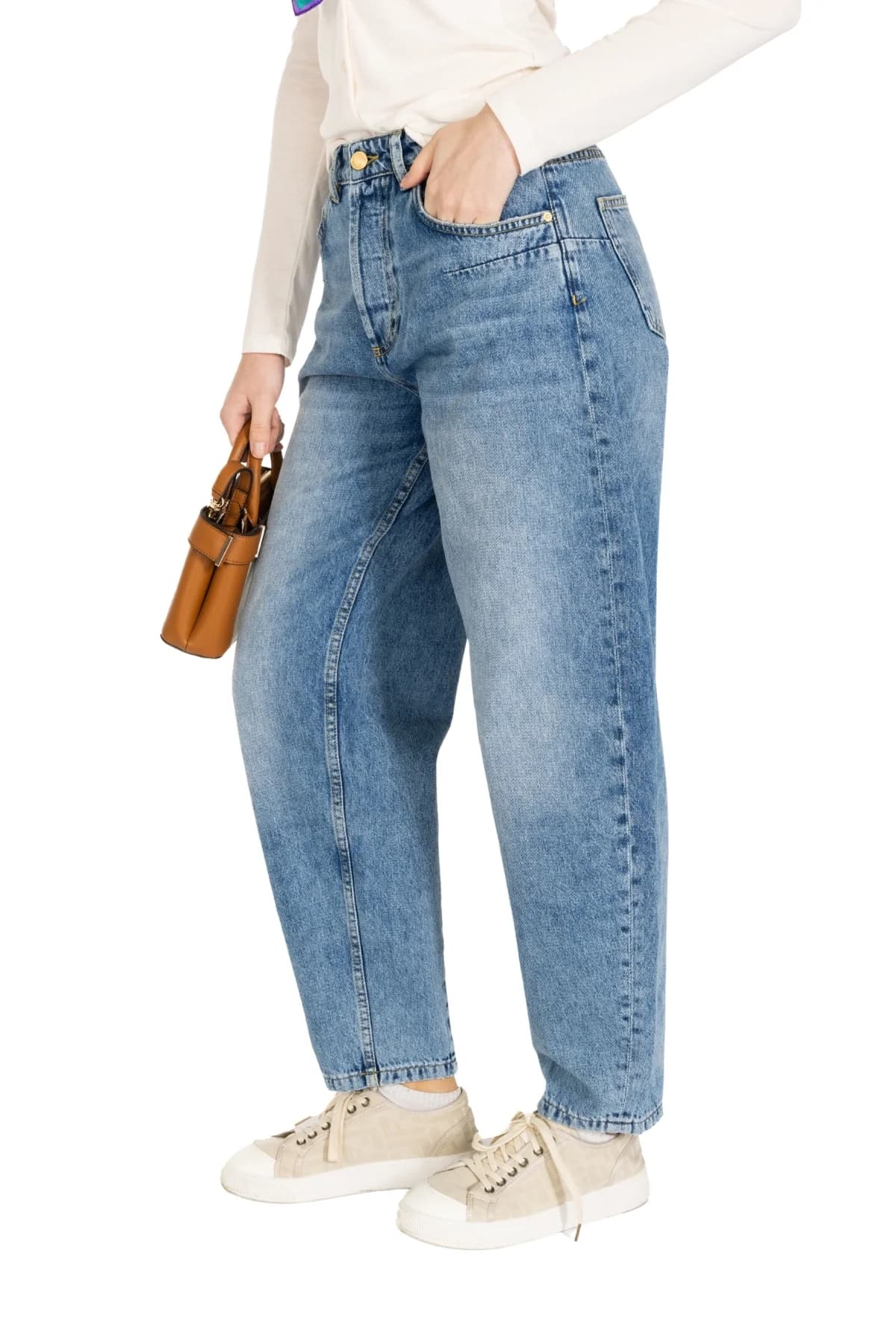 Denim Moon kadın orta mavi yıkamalı balon kesim denim pantolon, düğmeli önü ve ön cepleriyle modelde önden üç çeyrek görünüm.