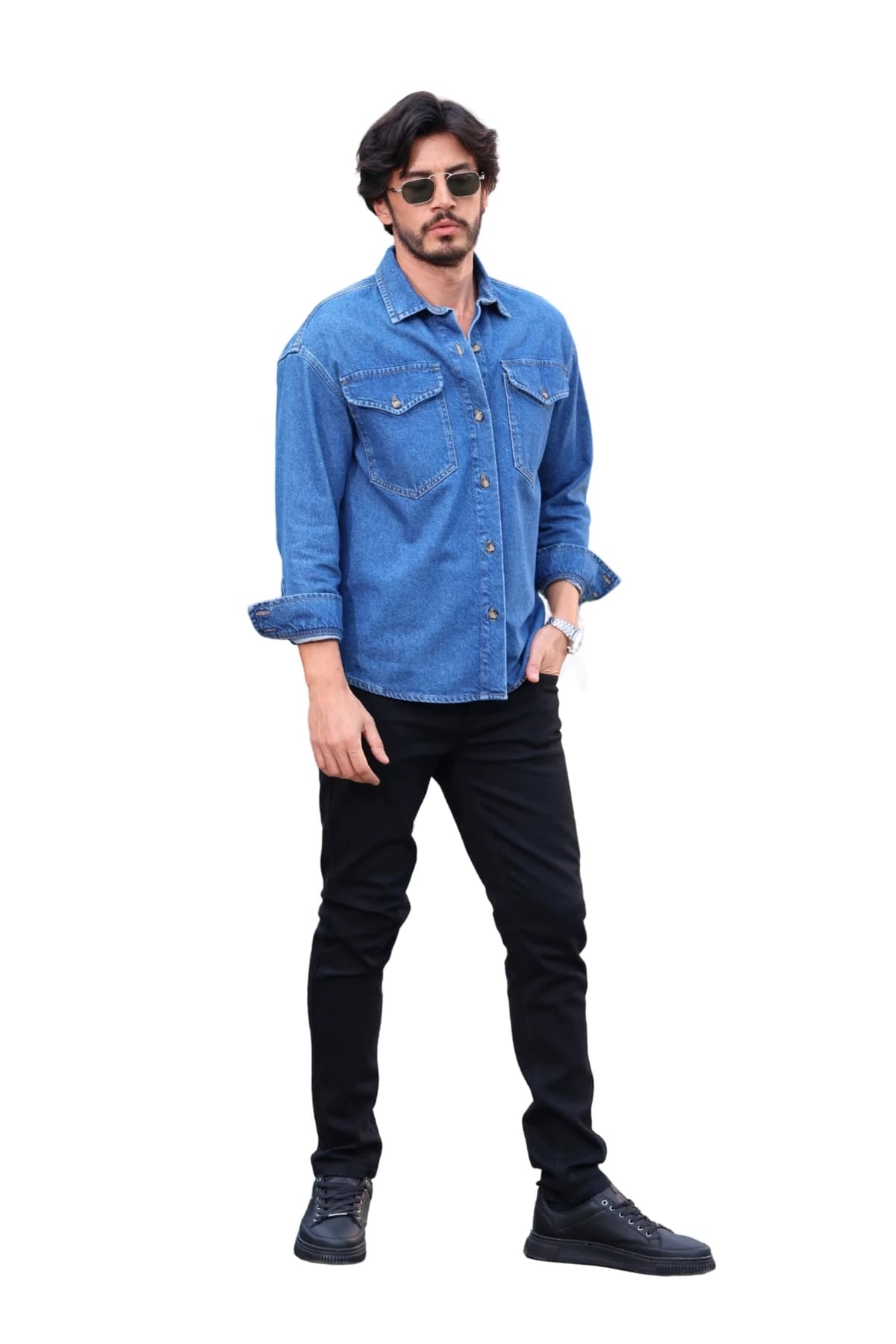 Denim Moon erkek mavi denim gömlek, siyah pantolonla kombinlenmiş, modelde önden tam boy görünüm.