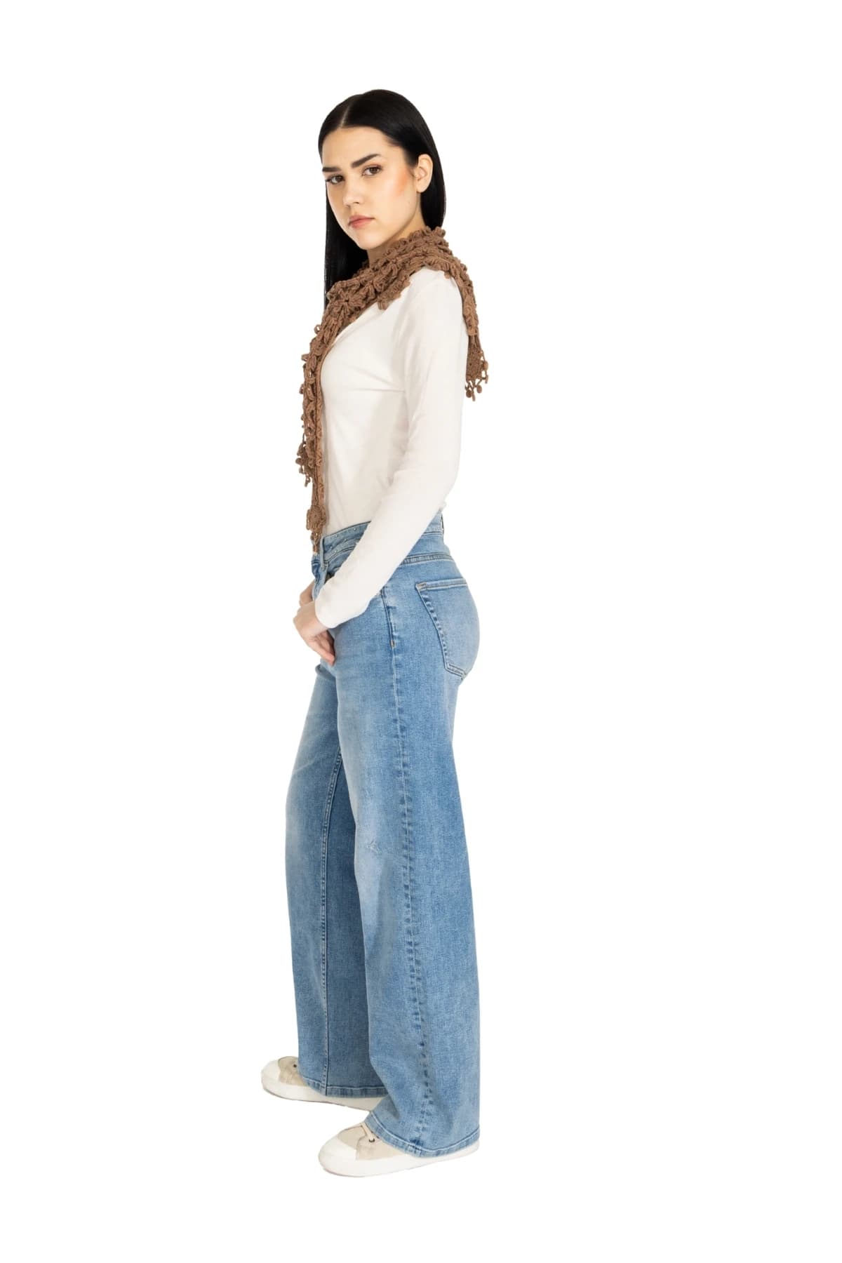 Denim Moon kadın orta mavi yıkamalı geniş paça denim pantolon, dökümlü paçasıyla modelde yandan tam boy görünüm.