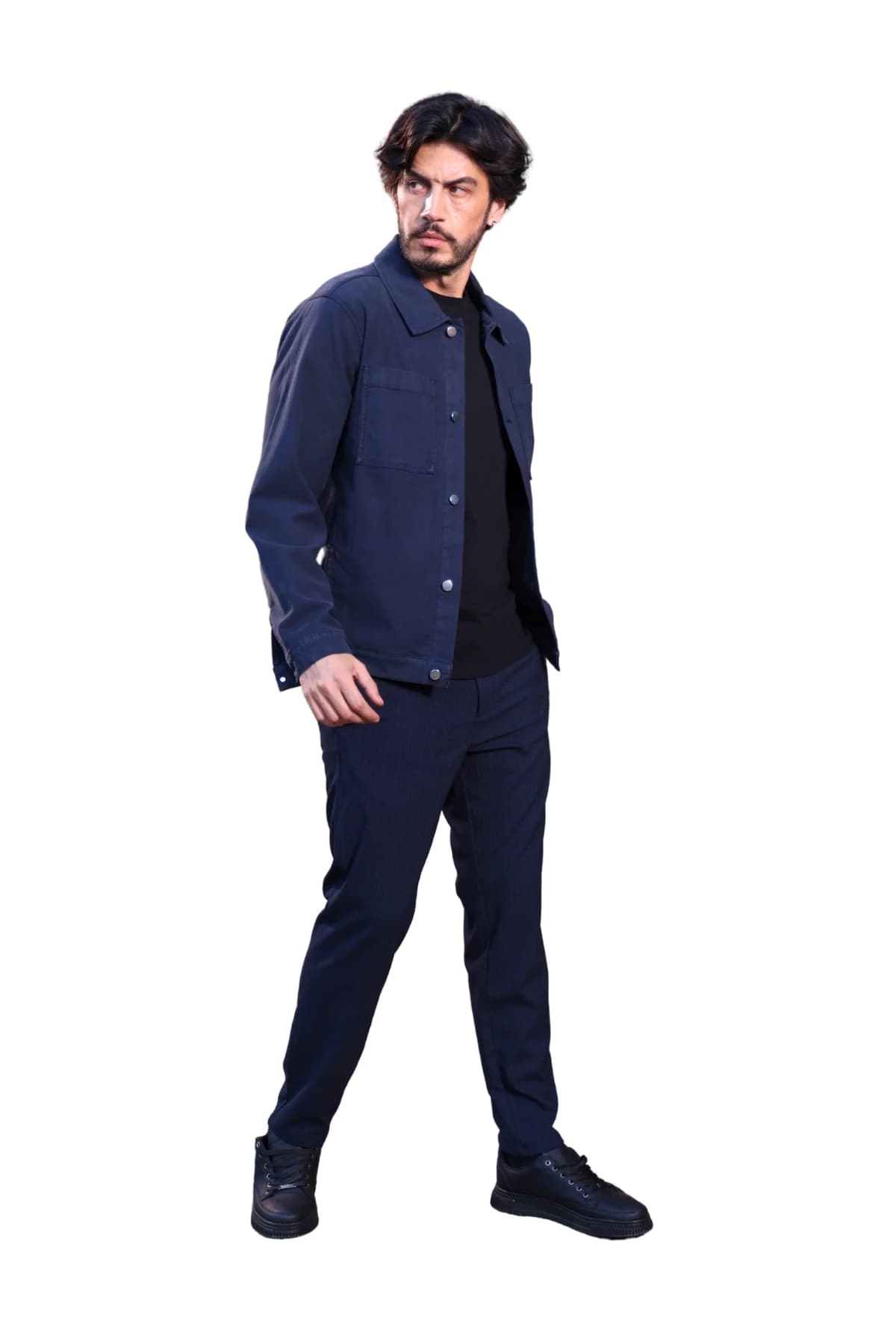 Denim Moon erkek lacivert denim shacket, yama göğüs cepleri ve gömlek yakasıyla modelde önden tam boy görünüm.