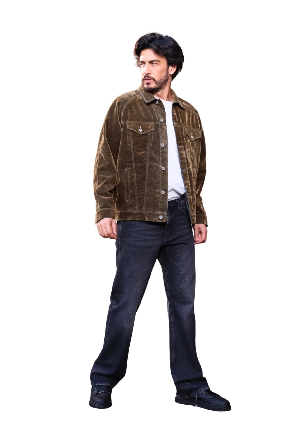 Denim Moon erkek haki yeşil kadife ceket, parlak ezik kadife dokusuyla modelde önden üç çeyrek tam boy görünüm.