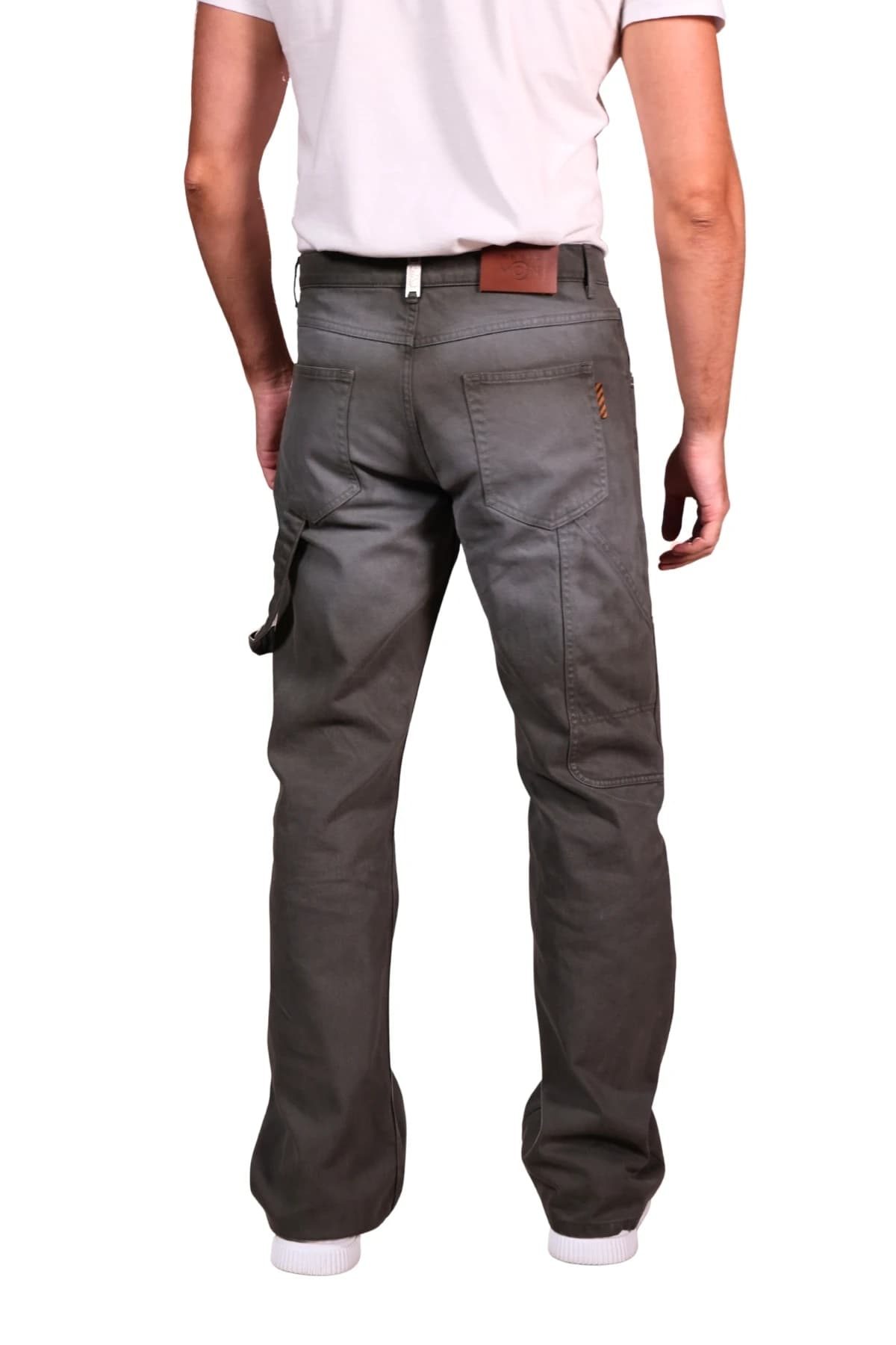 Denim Moon erkek antrasit düz paça carpenter denim pantolon, arka cepleri ve bel etiketiyle modelde arkadan görünüm.