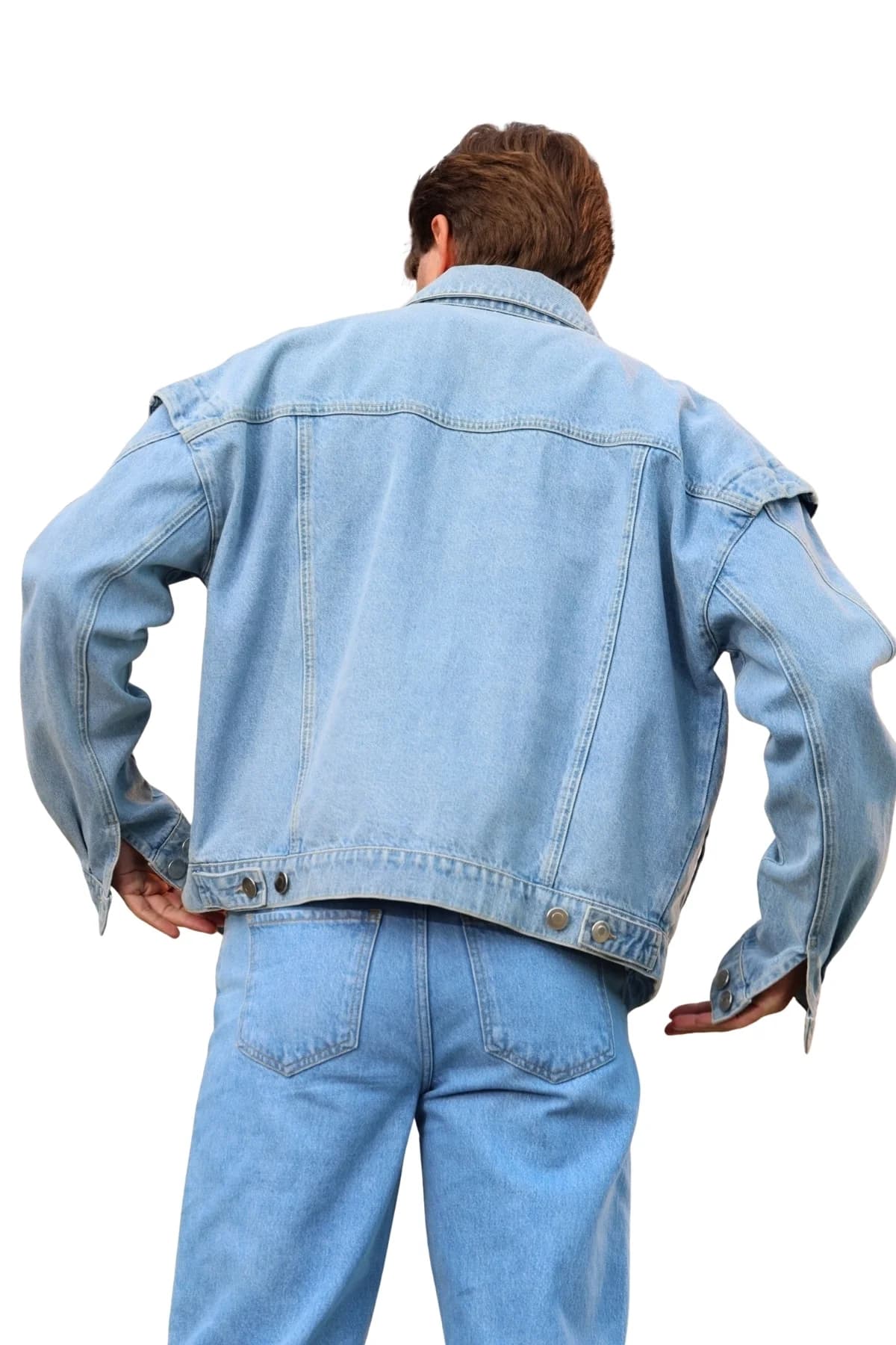 Denim Moon erkek açık mavi düz paça denim pantolon, arka cepleri ve bel detayıyla modelde arkadan görünüm.