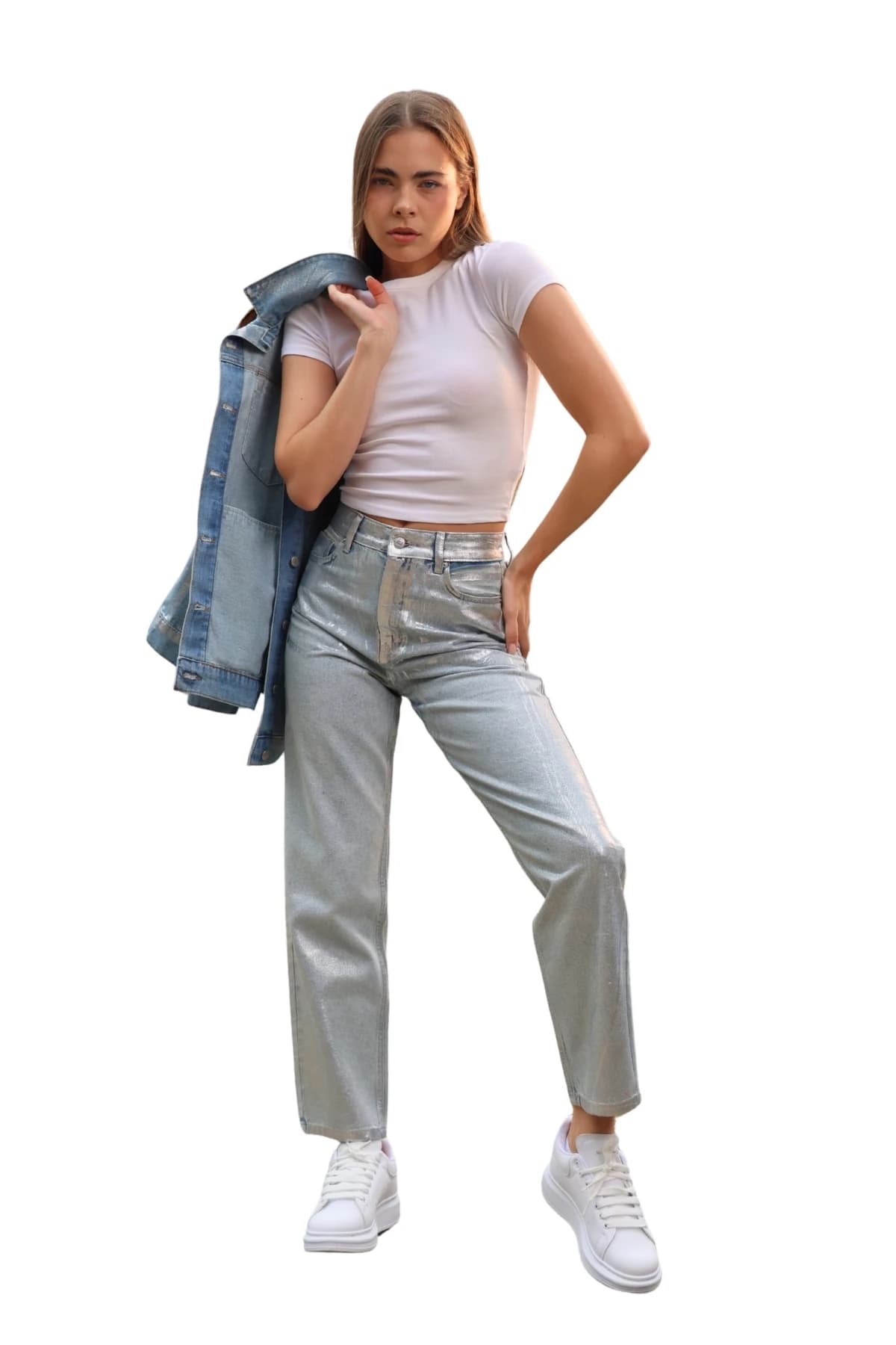 Denim Moon kadın gümüş metalik kaplamalı denim pantolon, yüksek bel ve düz paça kesim, modelde önden tam boy görünüm.