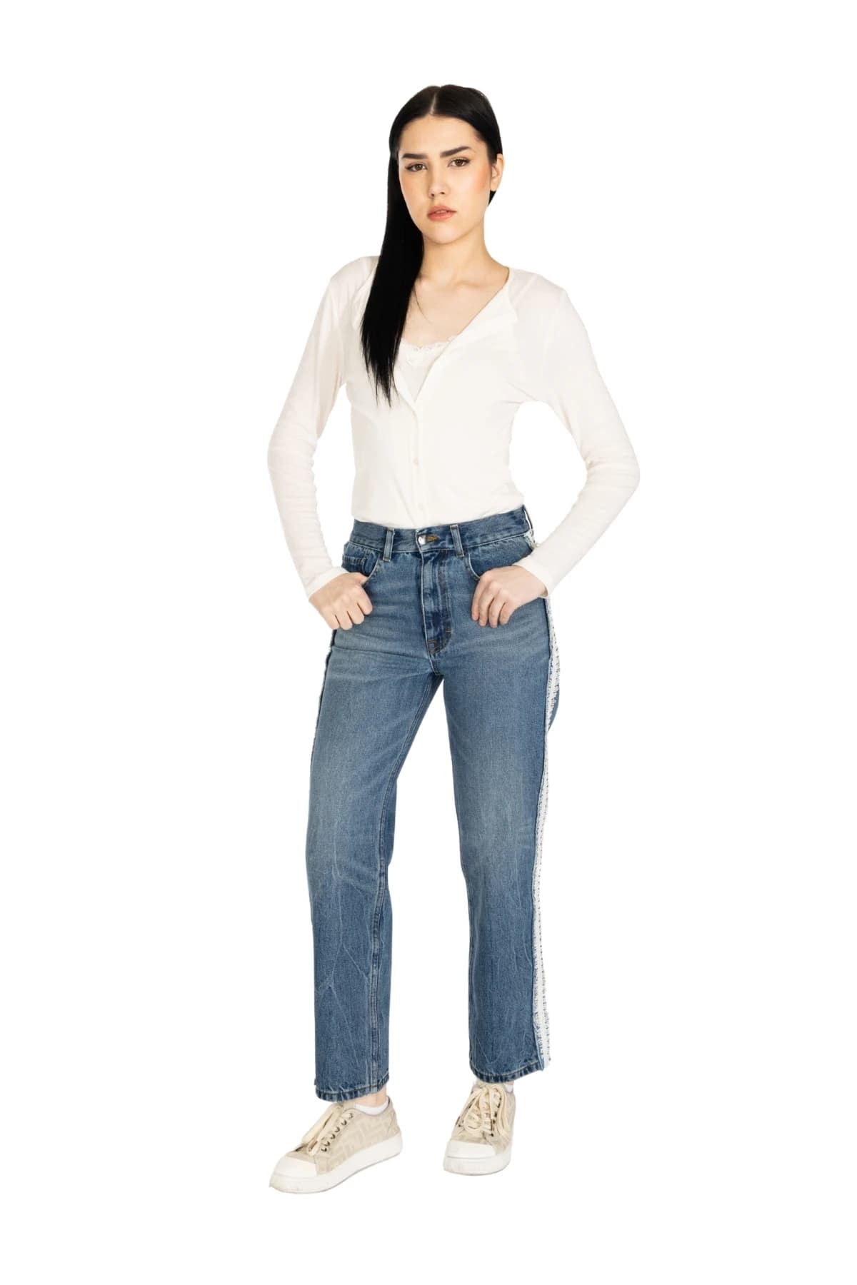 Denim Moon kadın orta mavi vintage yıkamalı düz paça denim pantolon, yan şerit detayıyla modelde önden tam boy görünüm.