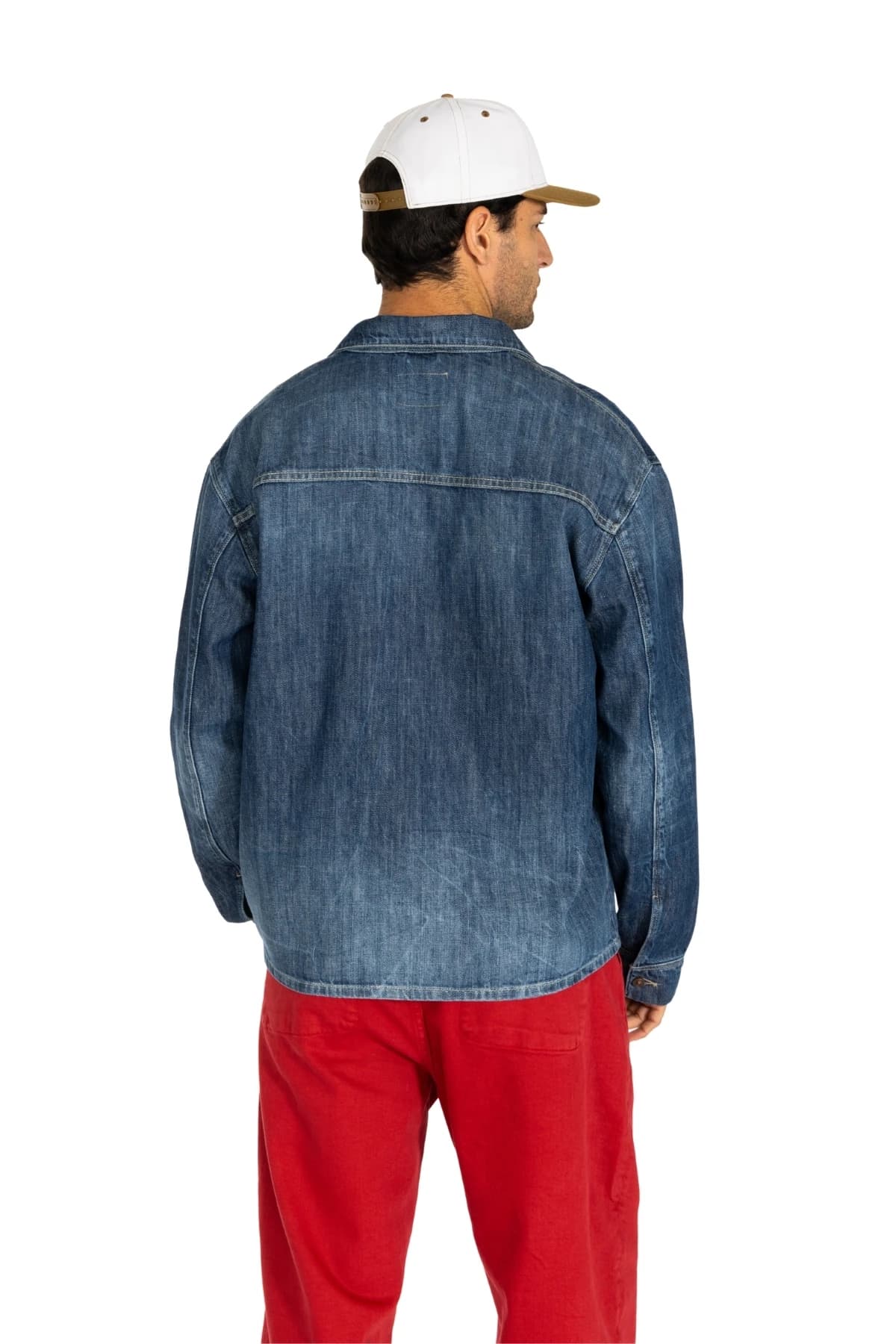 Denim Moon erkek koyu mavi yıkamalı denim gömlek, sırt yıkama efekti ve düşük omuz detayı, modelde yakın çekim arka görünüm.