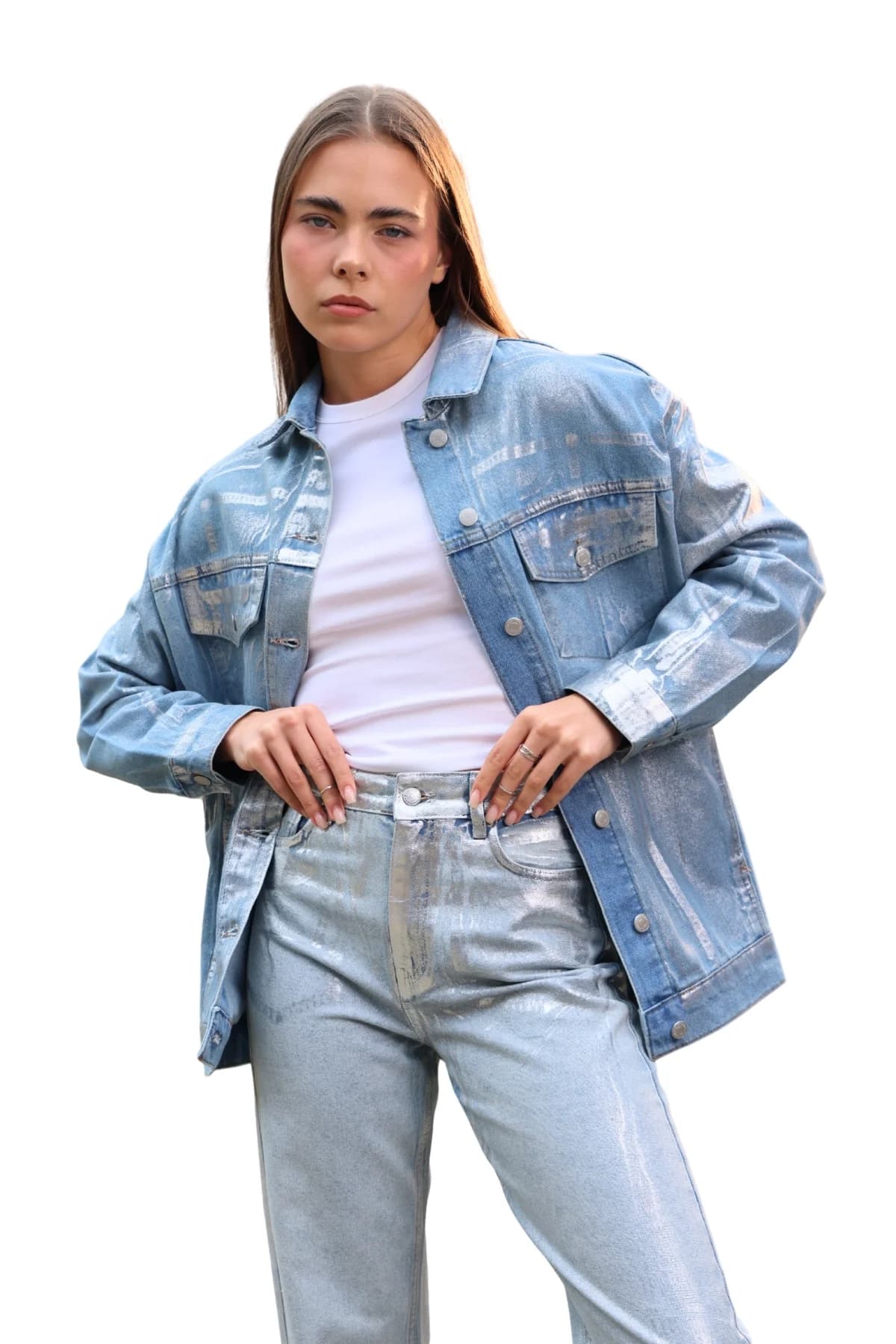 Denim Moon kadın mavi gümüş metalik kaplamalı denim ceket, düğmeli ön kapama ve kapaklı cep detayı, modelde önden yakın görünüm.