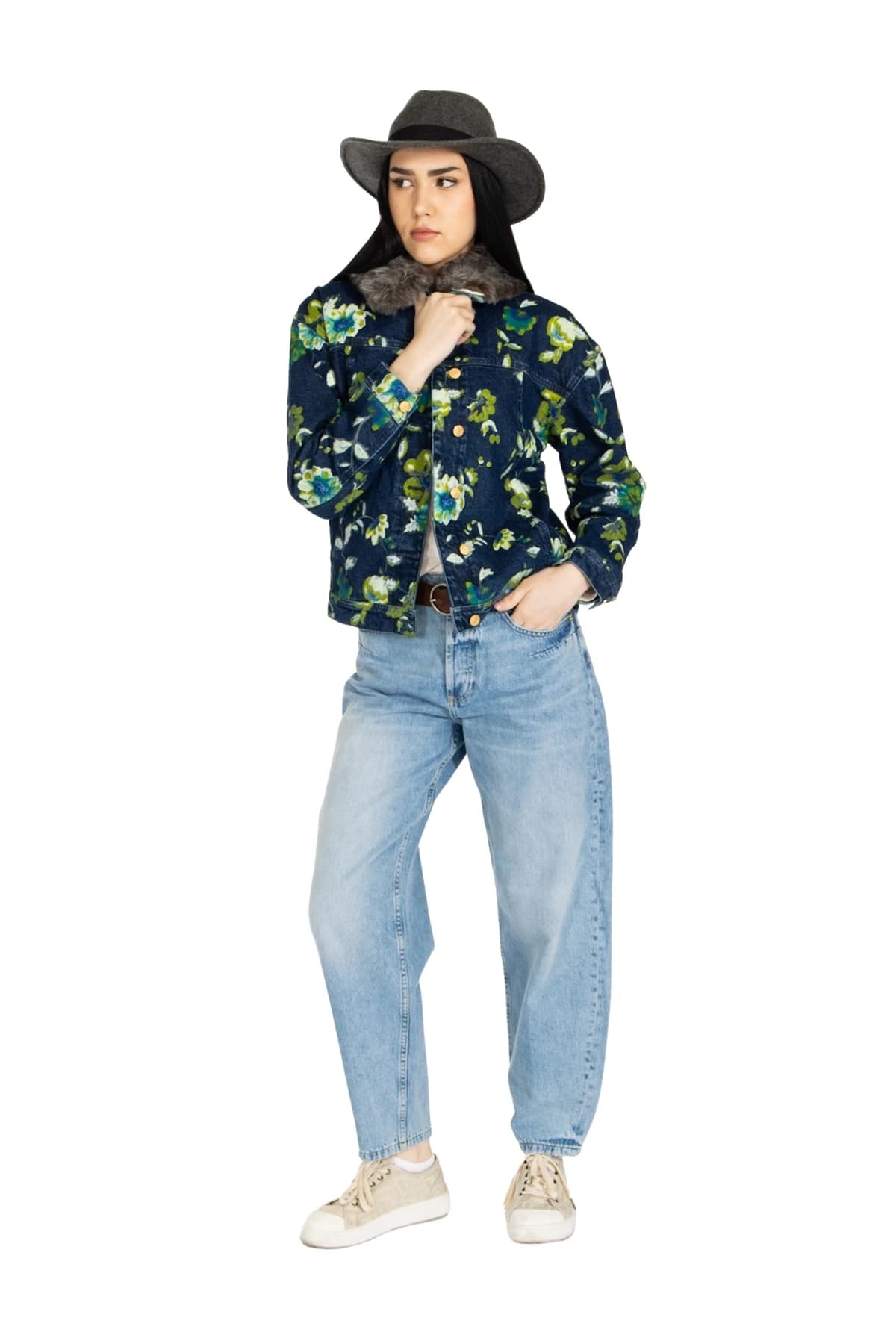 Denim Moon kadın açık mavi rahat kalıp denim pantolon, beş cep detayıyla modelde önden tam boy görünüm.