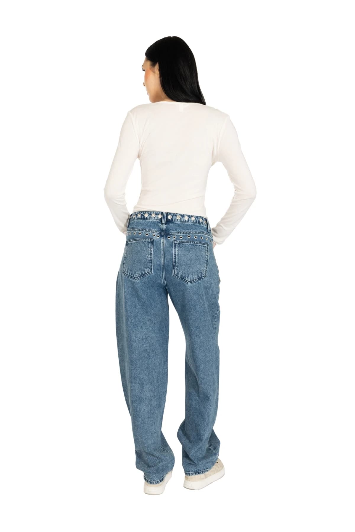 Denim Moon kadın orta mavi bol kesim denim pantolon, kuşgözü detaylı bel bandı ve arka cepleriyle modelde arkadan görünüm.