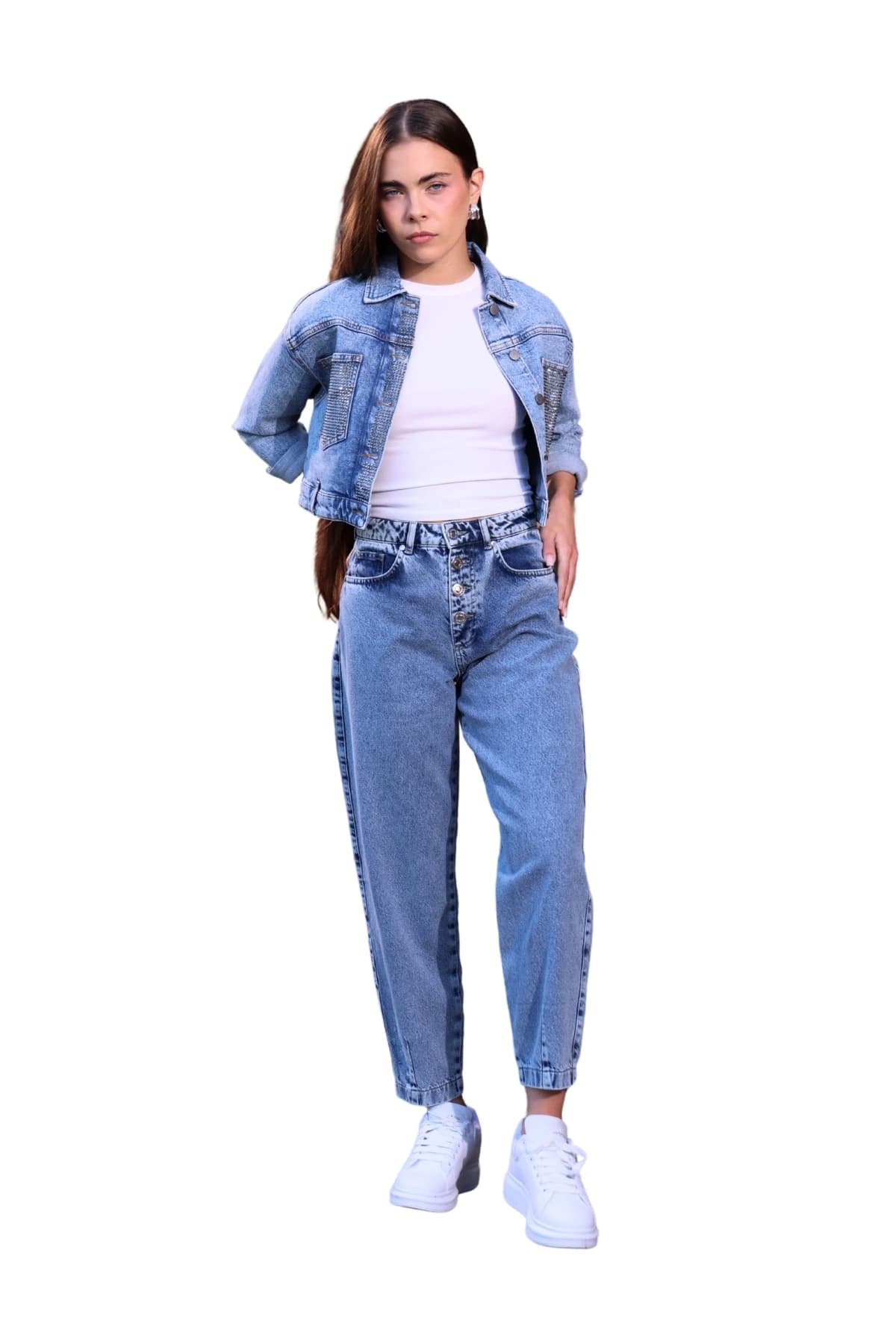 Denim Moon kadın orta mavi balon kesim denim pantolon, daralan paçasıyla modelde önden üç çeyrek tam boy görünüm.