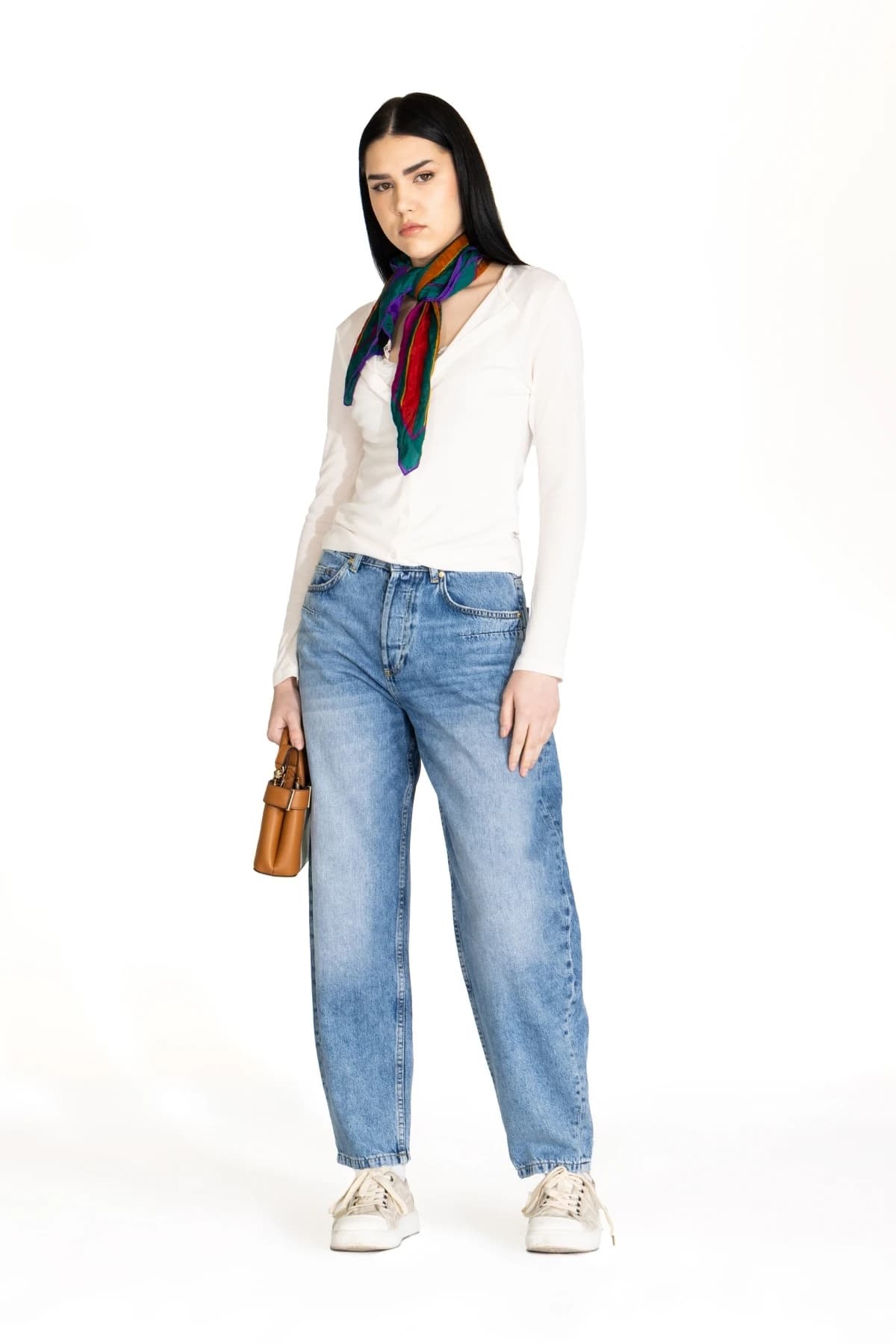 Denim Moon kadın orta mavi yıkamalı balon kesim denim pantolon, düğmeli önü ve daralan paçasıyla modelde önden tam boy görünüm.