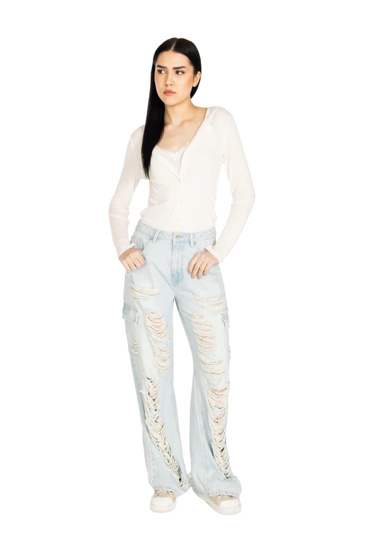 Denim Moon kadın buz mavisi geniş paça kargo denim pantolon, inci işlemeli yırtık detaylarıyla modelde önden tam boy görünüm.