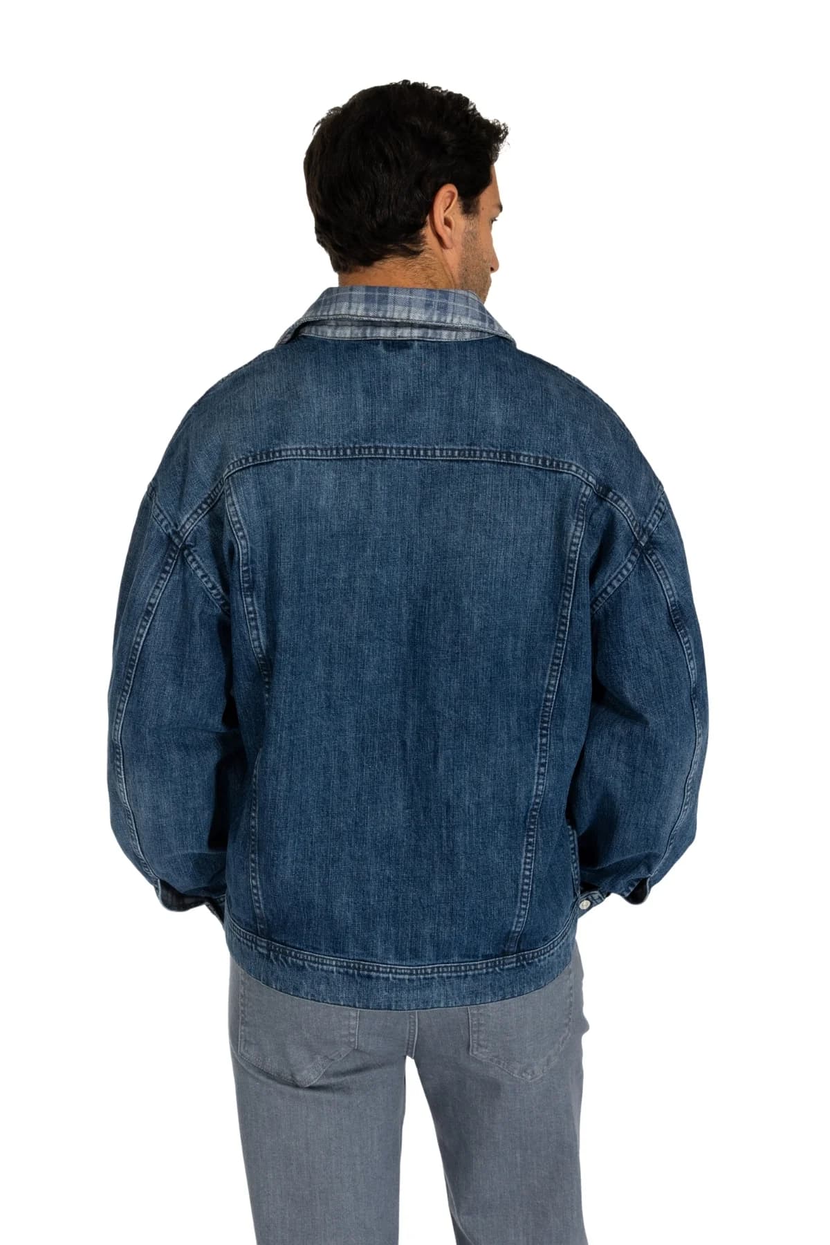 Denim Moon erkek mavi denim ceket, ekose yaka ve sırt dikiş detayı, modelde yakın çekim arka görünüm.