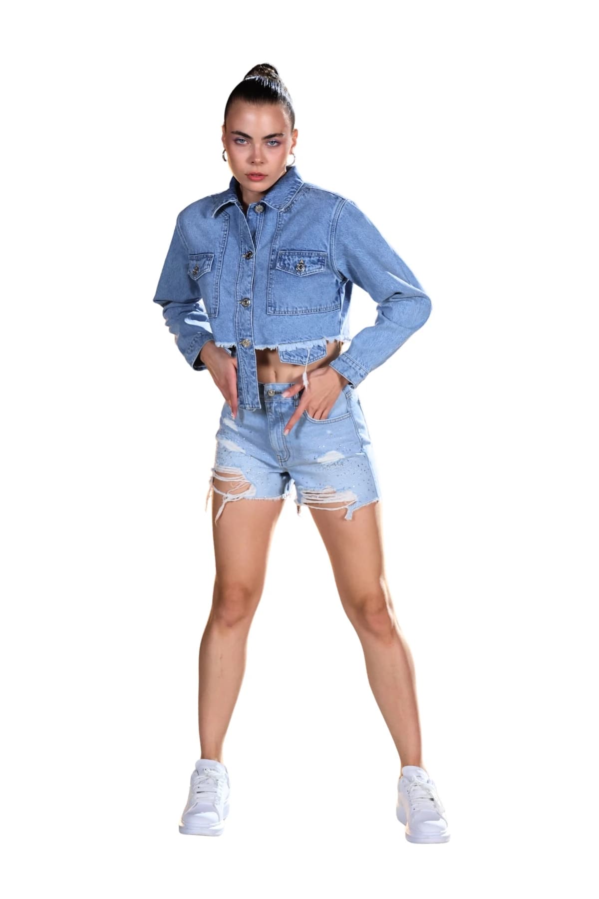 Denim Moon kadın açık mavi yırtık detaylı denim şort, denim gömlekle kombinlenmiş, modelde önden tam boy görünüm.