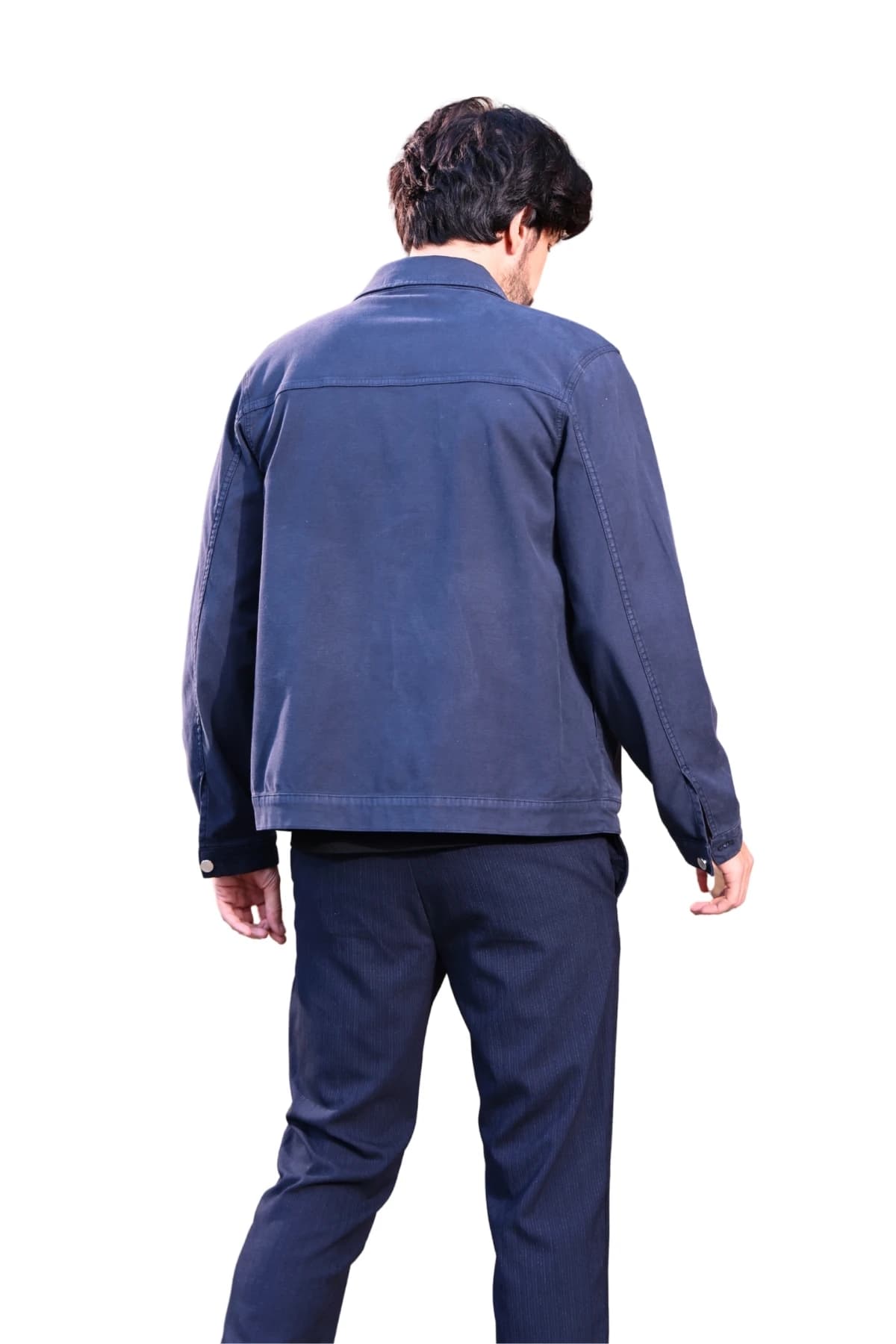 Denim Moon erkek lacivert denim shacket, sırt robası ve düz kesimiyle modelde arkadan görünüm.