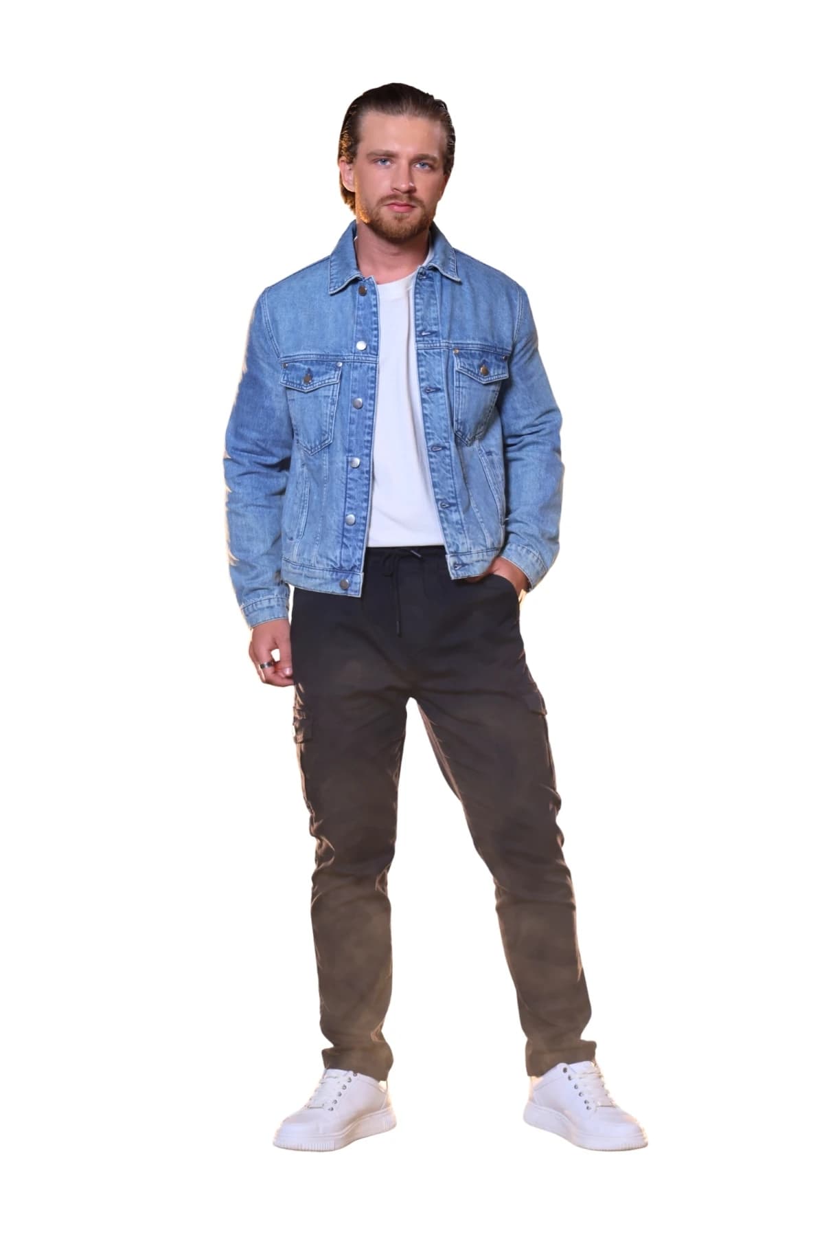 Denim Moon erkek açık mavi denim ceket, kapaklı göğüs cepleri ve düğmeli ön kapama, modelde önden görünüm.
