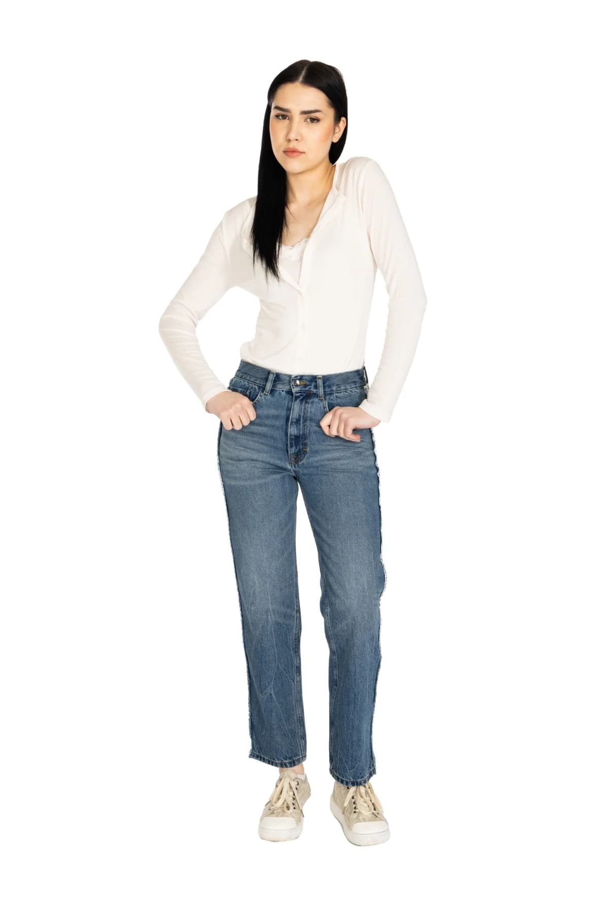 Denim Moon kadın orta mavi vintage yıkamalı düz paça denim pantolon, beş cep kalıbıyla modelde önden tam boy görünüm.