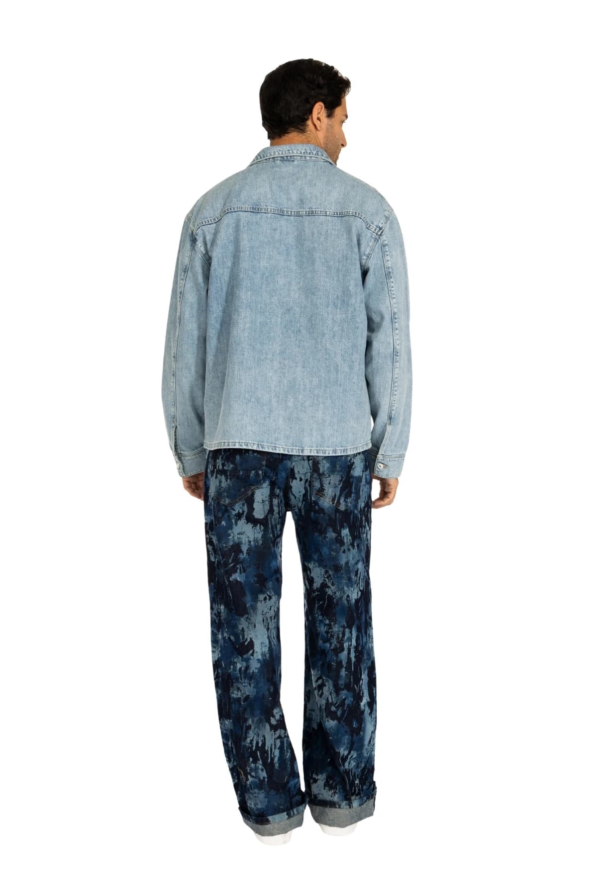 Denim Moon erkek lacivert batik desenli denim pantolon, geniş paça kesim, modelde arkadan görünüm.