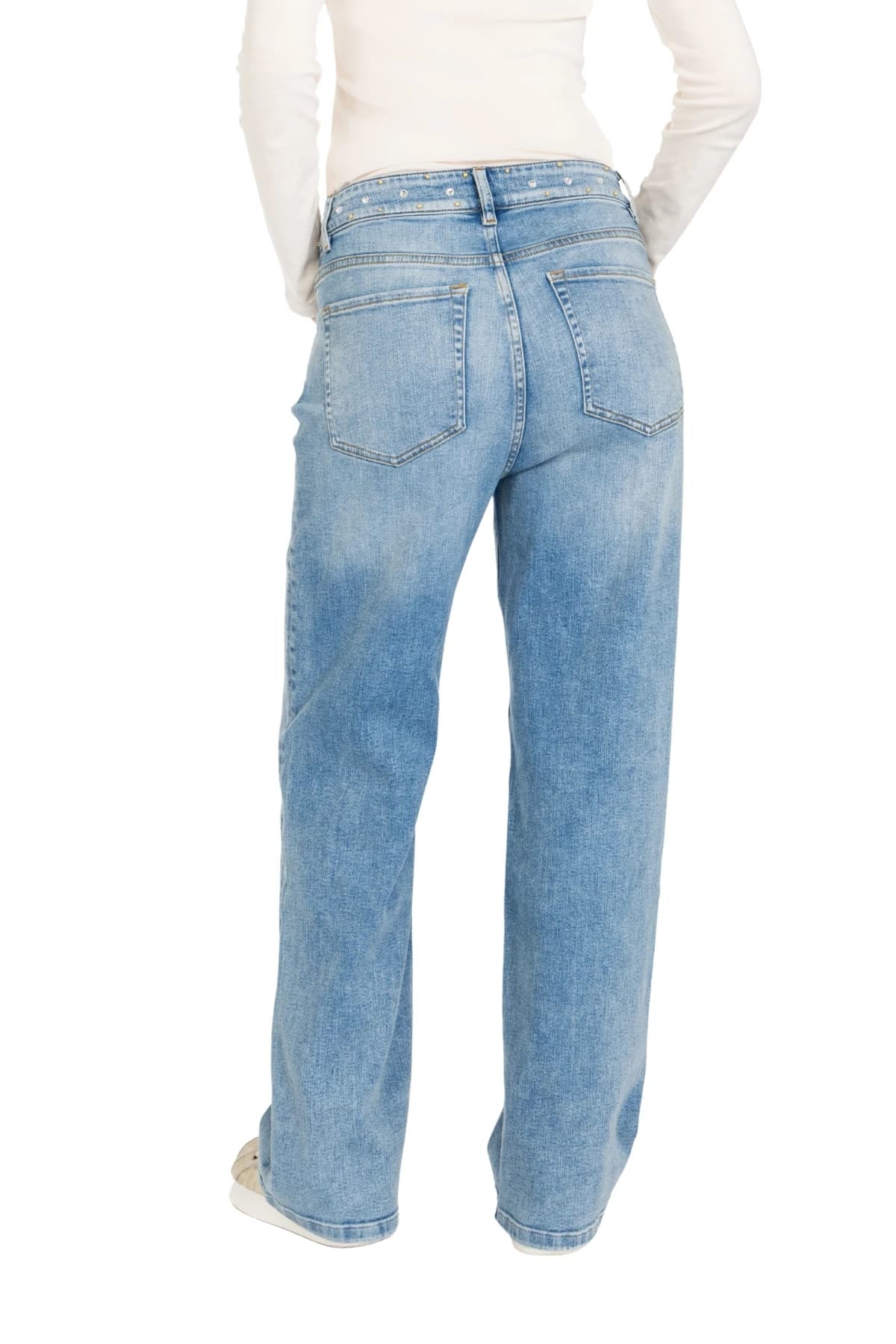 Denim Moon kadın orta mavi geniş paça denim pantolon, arka cepleri ve taş detaylı bel bandıyla modelde arkadan görünüm.