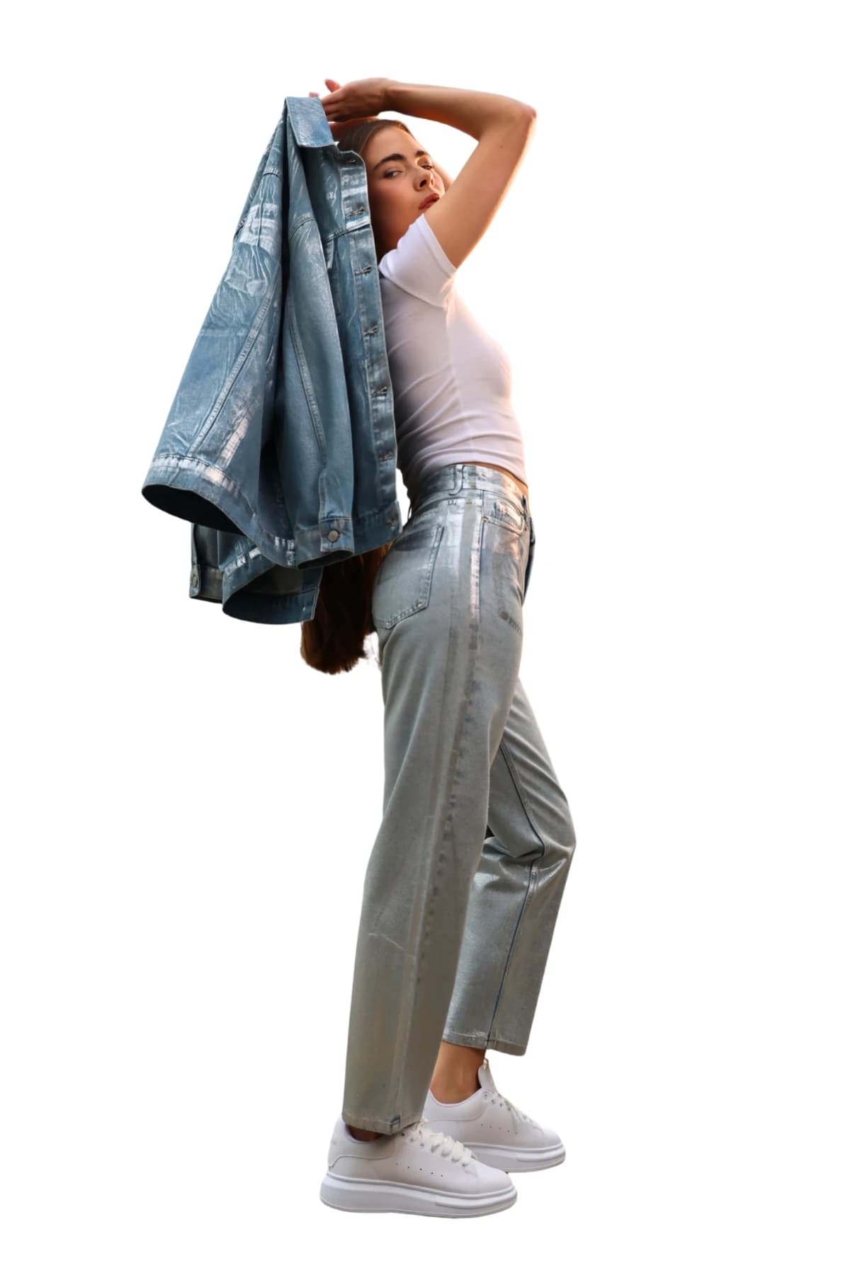 Denim Moon kadın gümüş metalik kaplamalı denim pantolon, düz paça ve rahat kesim, modelde yandan tam boy görünüm.