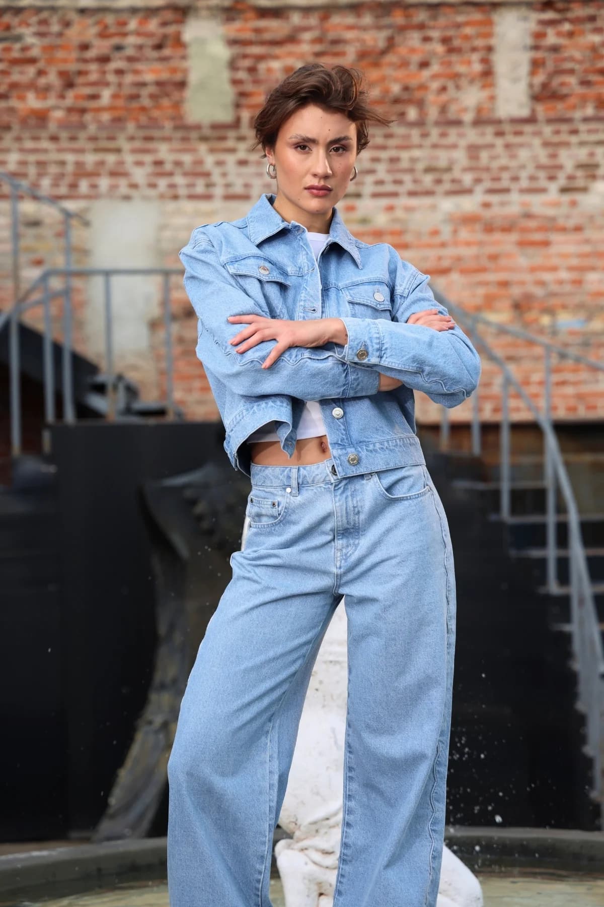 Denim Moon kadın açık mavi yıkamalı dalgalı dikiş detaylı crop denim ceket, modelde kollar kavuşturulmuş önden görünüm.
