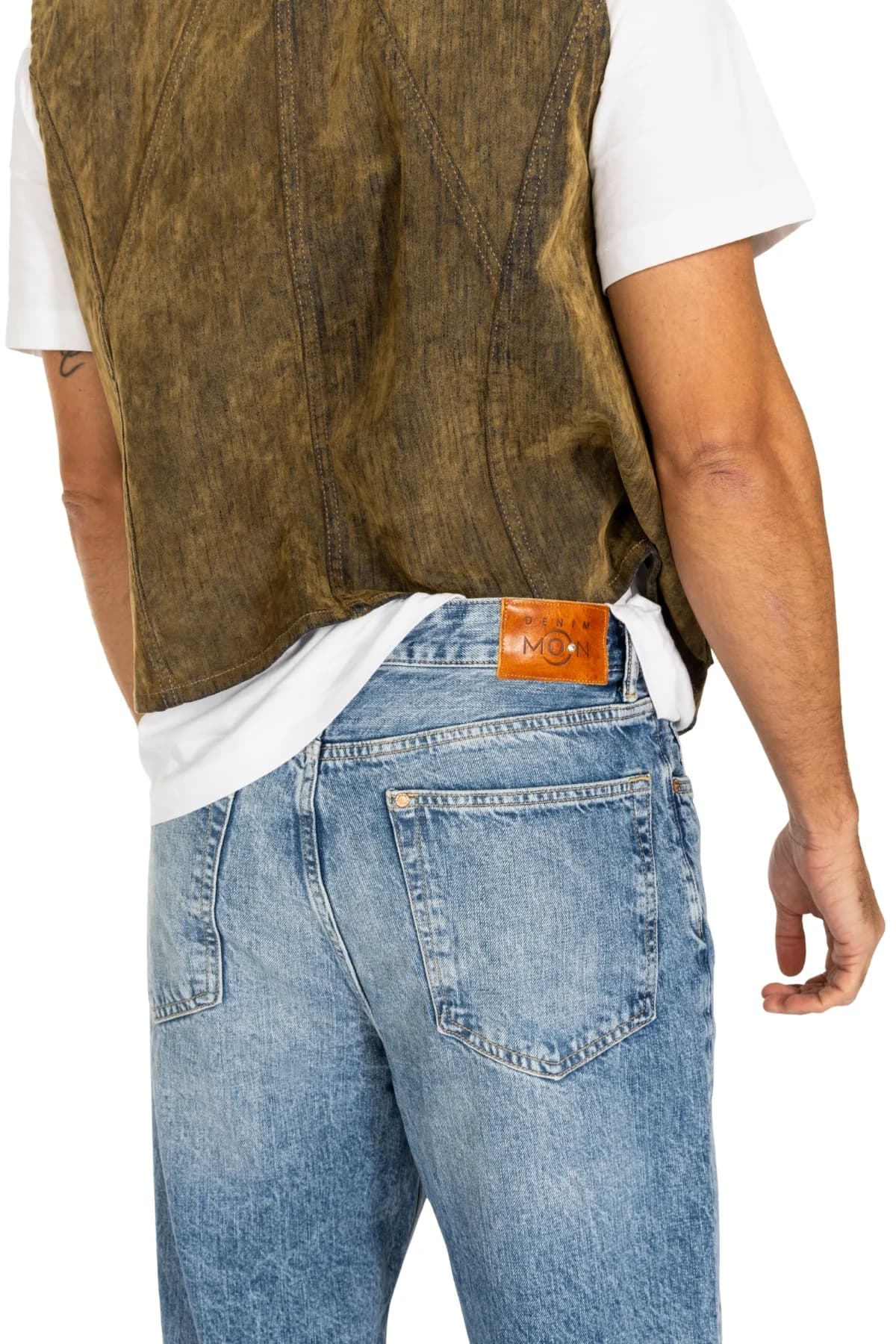 Denim Moon erkek haki yıkamalı dokuma yelek, sırt dikiş ve yıkama dokusu detayı, modelde yakın çekim arka görünüm.