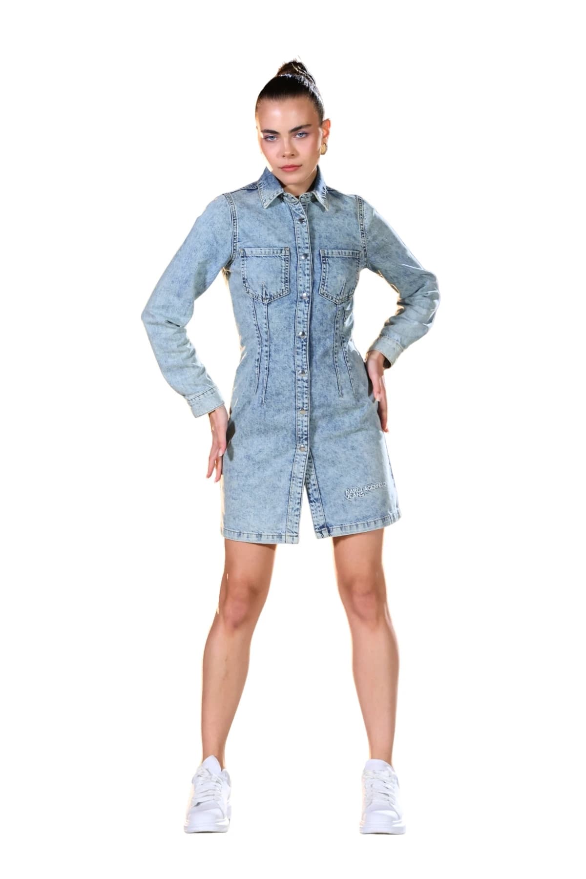 Denim Moon kadın buz mavisi kar yıkama denim gömlek elbise, düğmeli ön kapama ve mini boy, modelde önden tam boy görünüm.