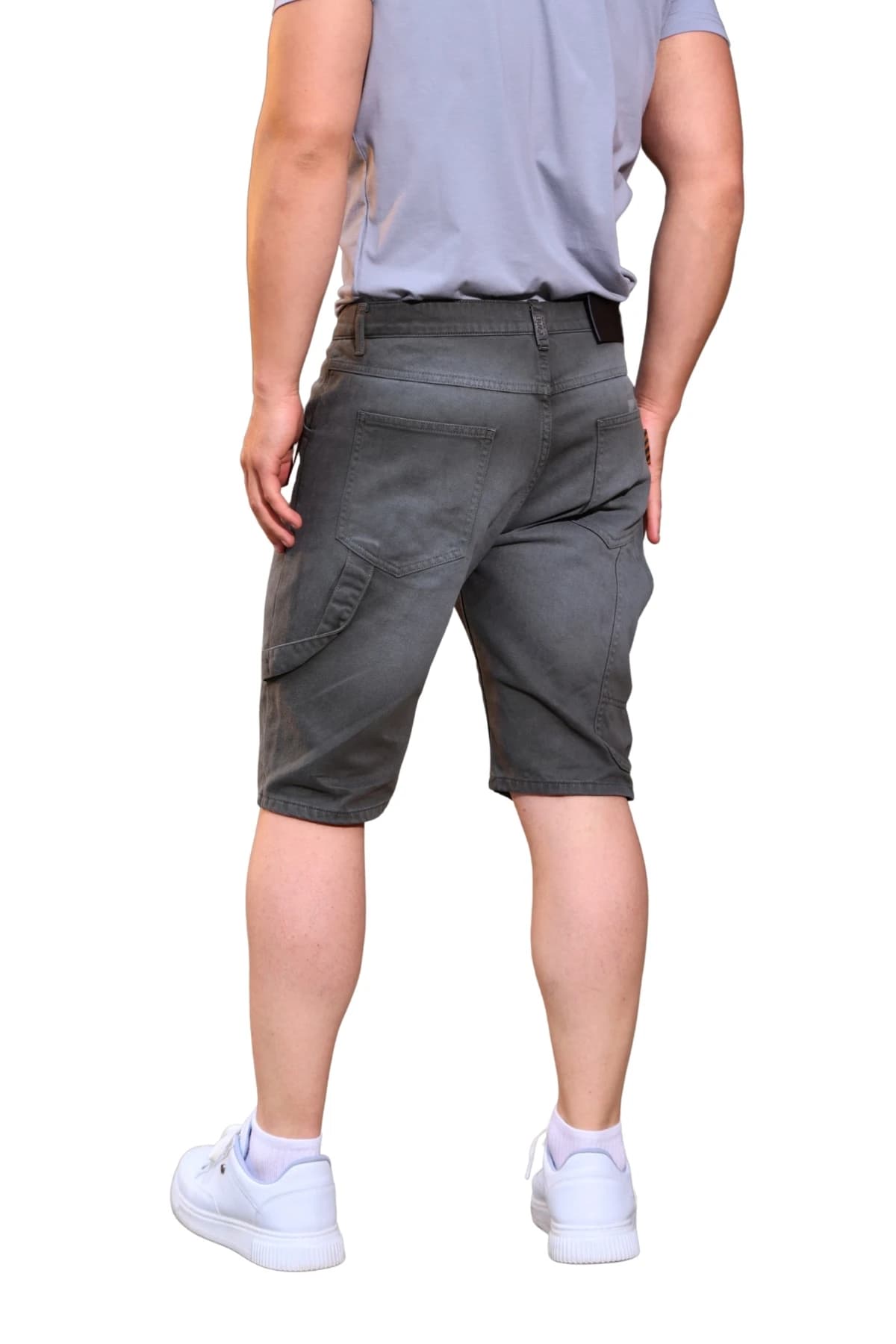 Denim Moon erkek antrasit yıkamalı dokuma şort, arka cep ve yan askı detayı, modelde arkadan görünüm.
