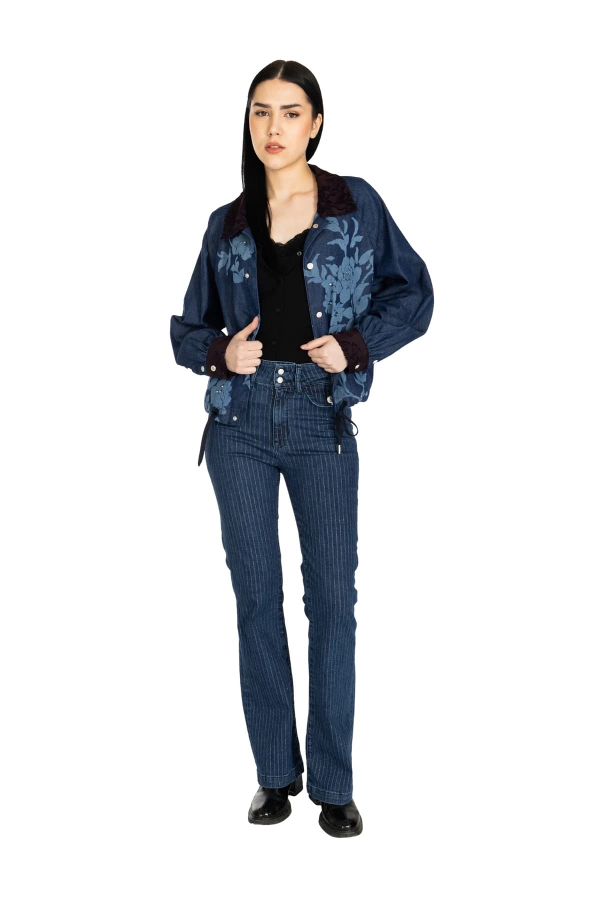 Denim Moon kadın koyu mavi çiçek baskılı kısa denim ceket, çıtçıtlı açık önü ve balon kollarıyla modelde önden tam boy görünüm.