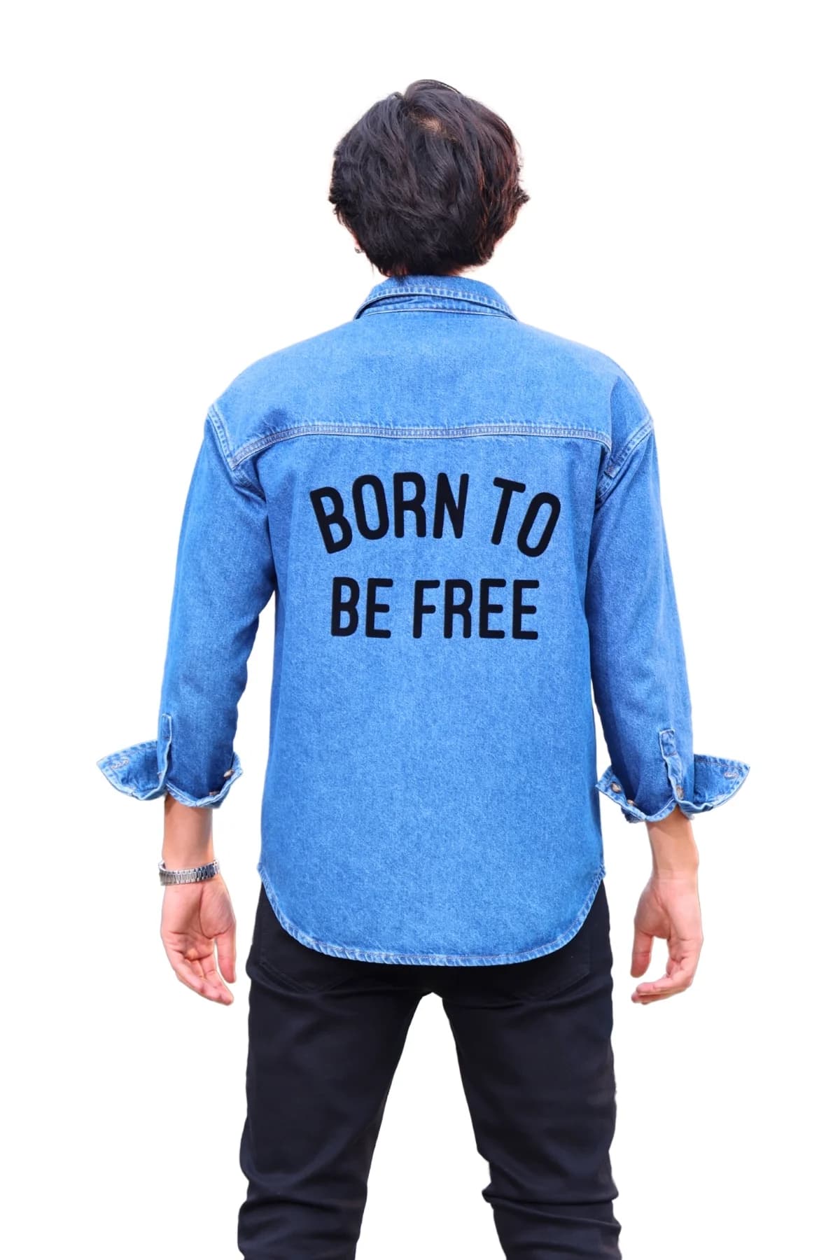 Denim Moon erkek mavi denim gömlek, sırtta yazı baskı detayı, modelde arkadan görünüm.
