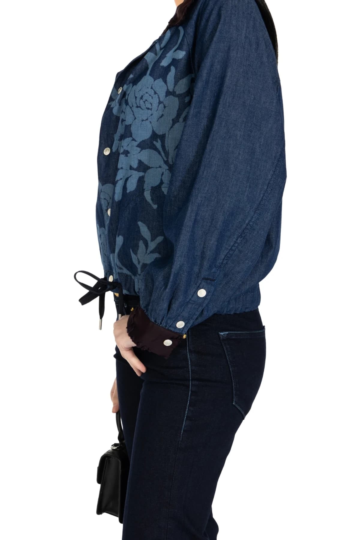Denim Moon kadın koyu mavi çiçek baskılı denim gömlek, büzgü ipi ve çiçek baskısı yandan yakın görünüm.