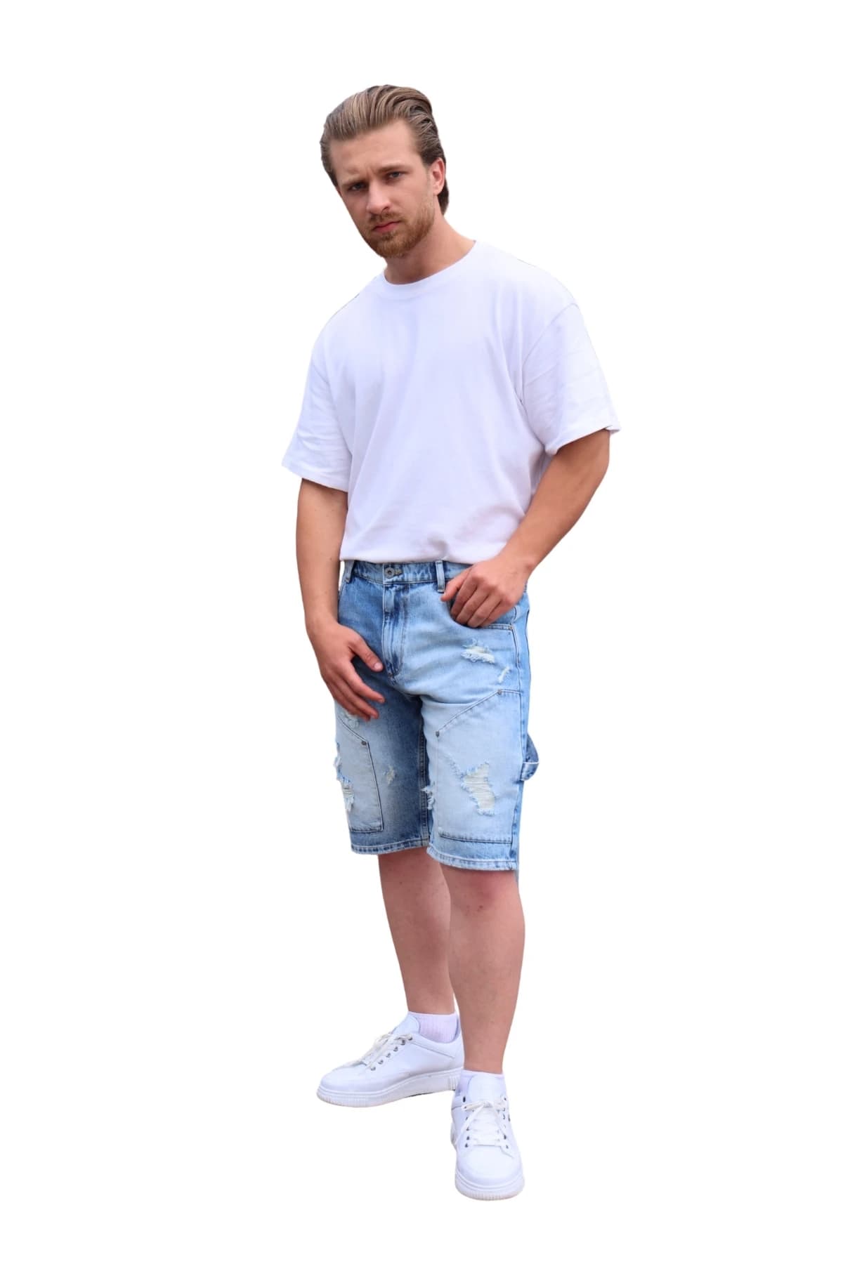 Denim Moon erkek açık mavi yırtık detaylı denim şort, taşlanmış yıkama efekti, modelde önden açılı görünüm.