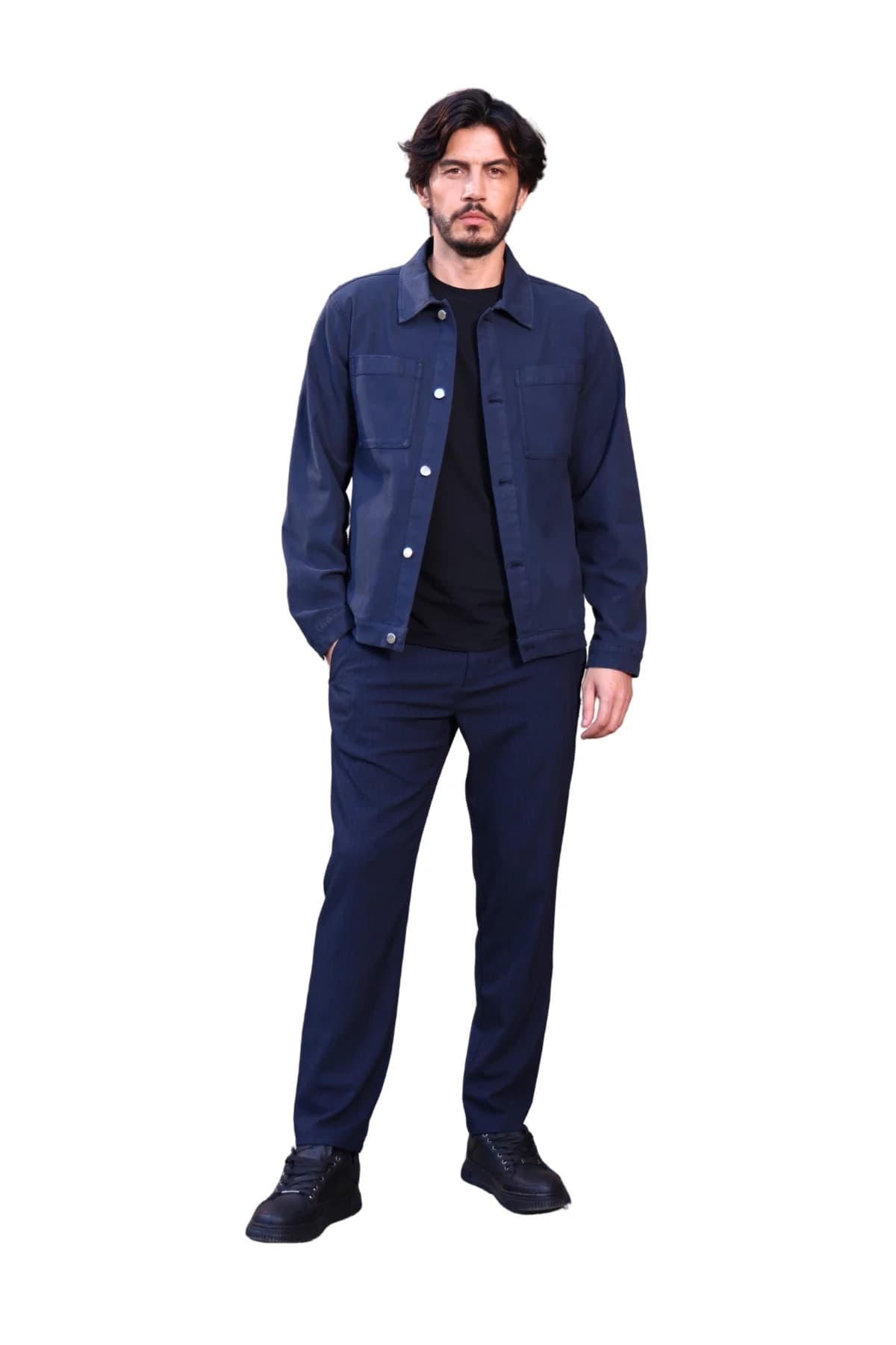 Denim Moon erkek lacivert denim shacket, klasik yaka ve yama göğüs cepleriyle modelde önden tam boy görünüm.