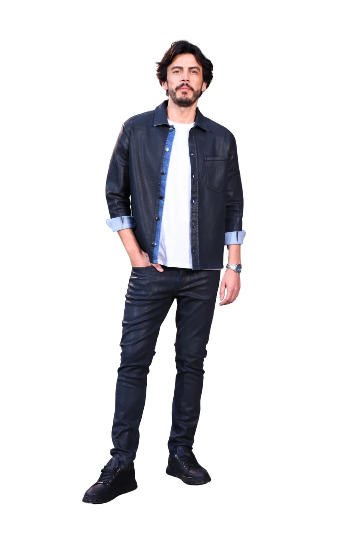 Denim Moon erkek koyu lacivert kaplamalı denim gömlek, çıtçıtlı önü ve göğüs cebiyle modelde önden tam boy görünüm.