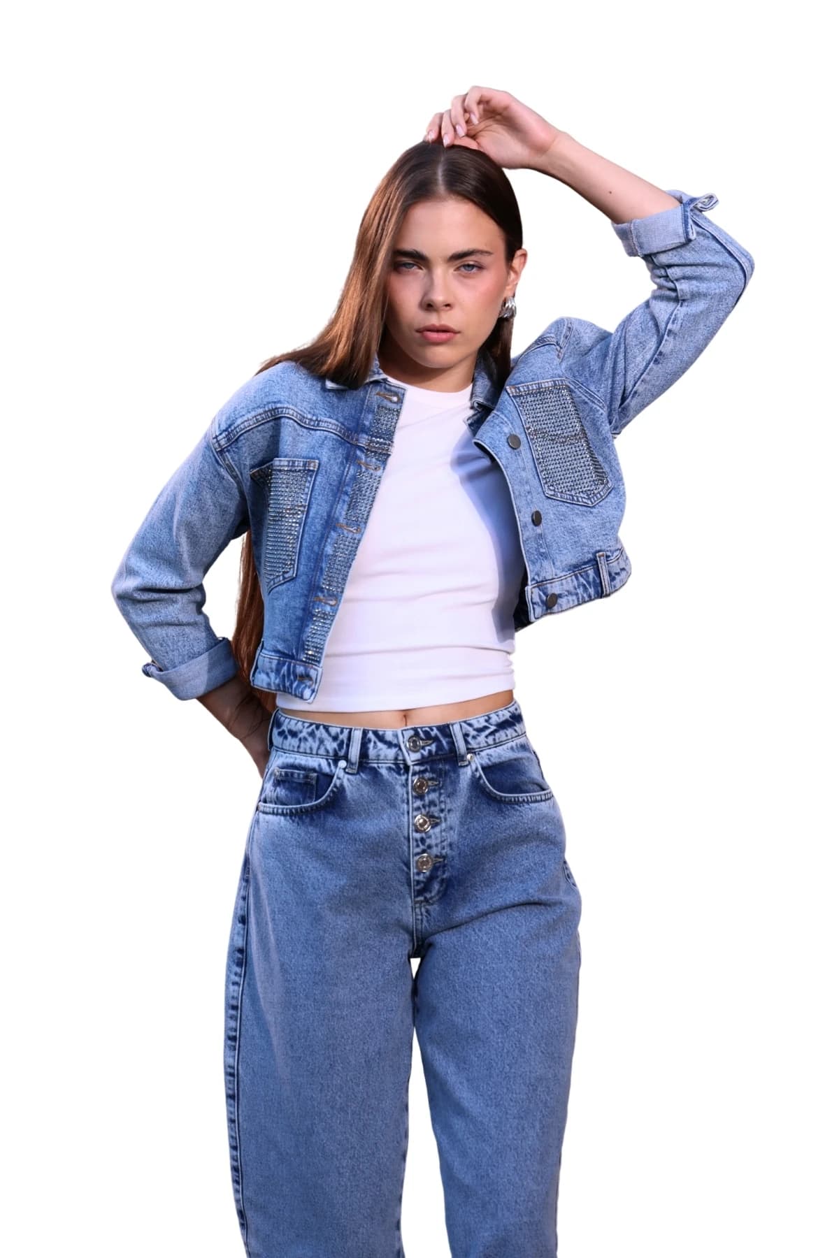Denim Moon kadın orta mavi kısa kesim denim ceket, taş işlemeli cepleri ve kıvrık kollarıyla modelde önden görünüm.