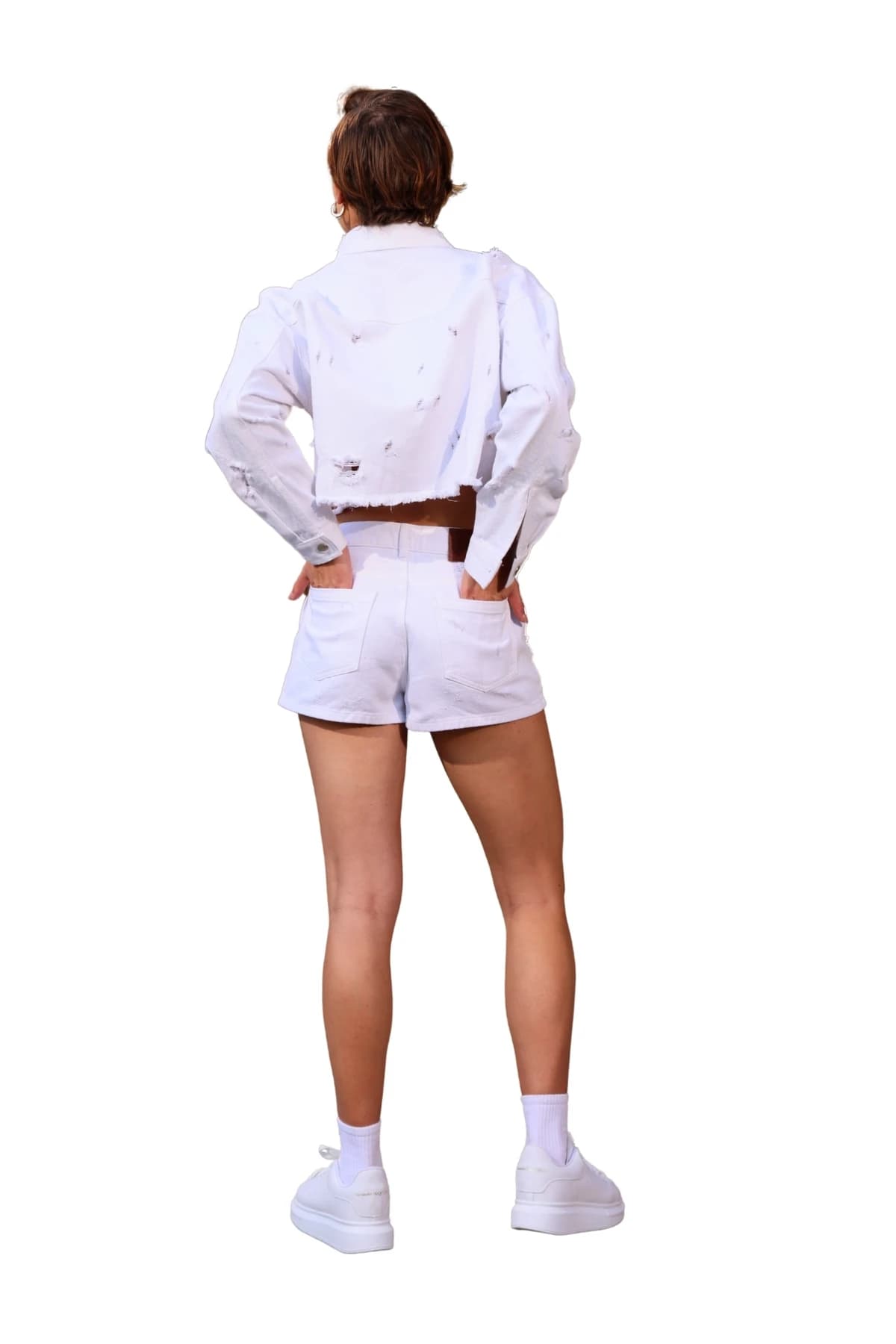 Denim Moon kadın beyaz yıpratma detaylı kısa ceket, sırt robası ve kesik püsküllü etek ucuyla modelde arkadan tam boy görünüm.