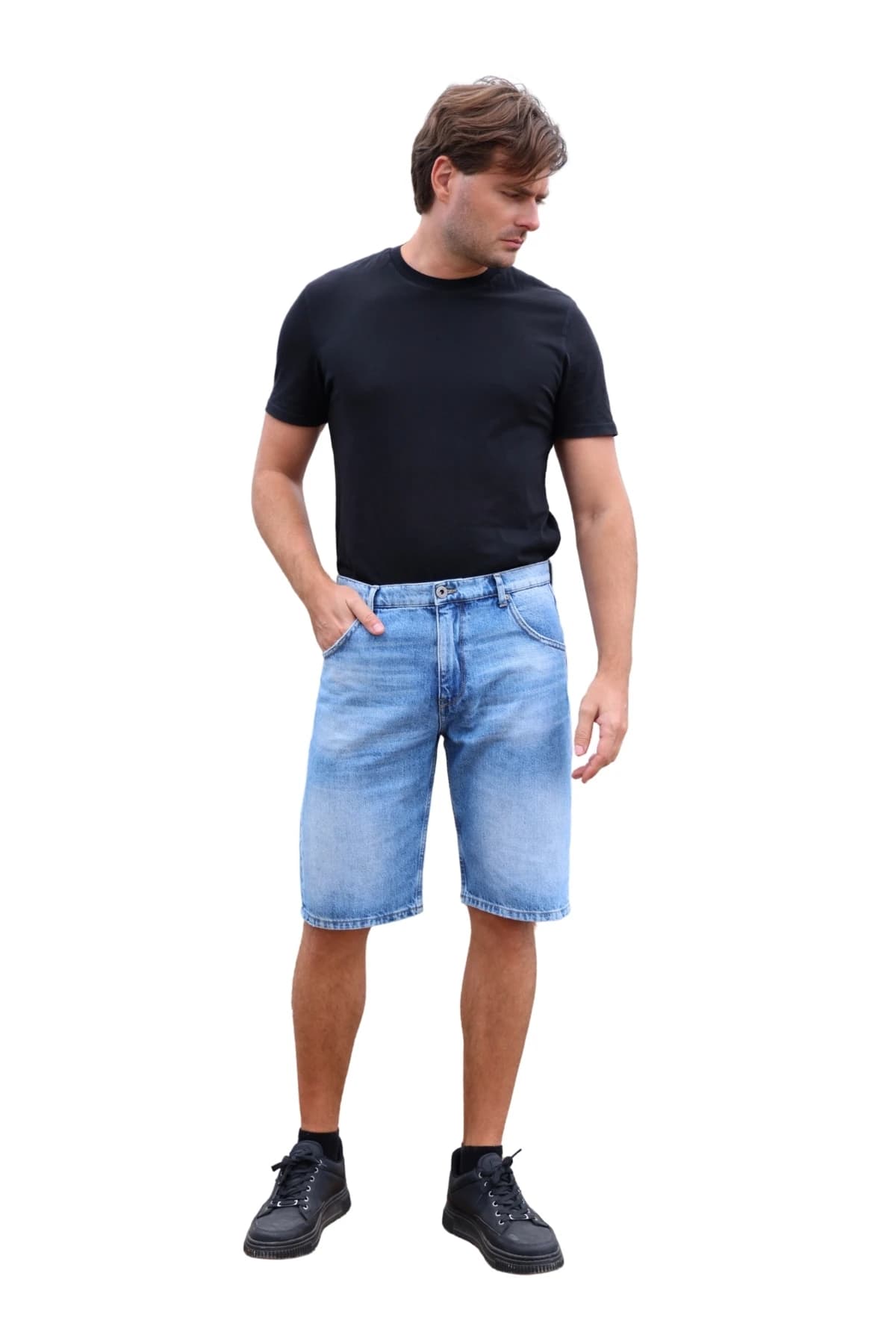 Denim Moon erkek açık mavi yıkamalı denim şort, siyah tişörtle kombinlenmiş, modelde önden görünüm.