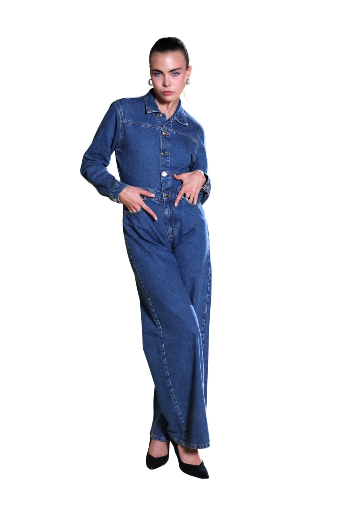 Denim Moon kadın mavi denim tulum, gömlek yaka ve düğmeli ön kapama, modelde önden tam boy görünüm.