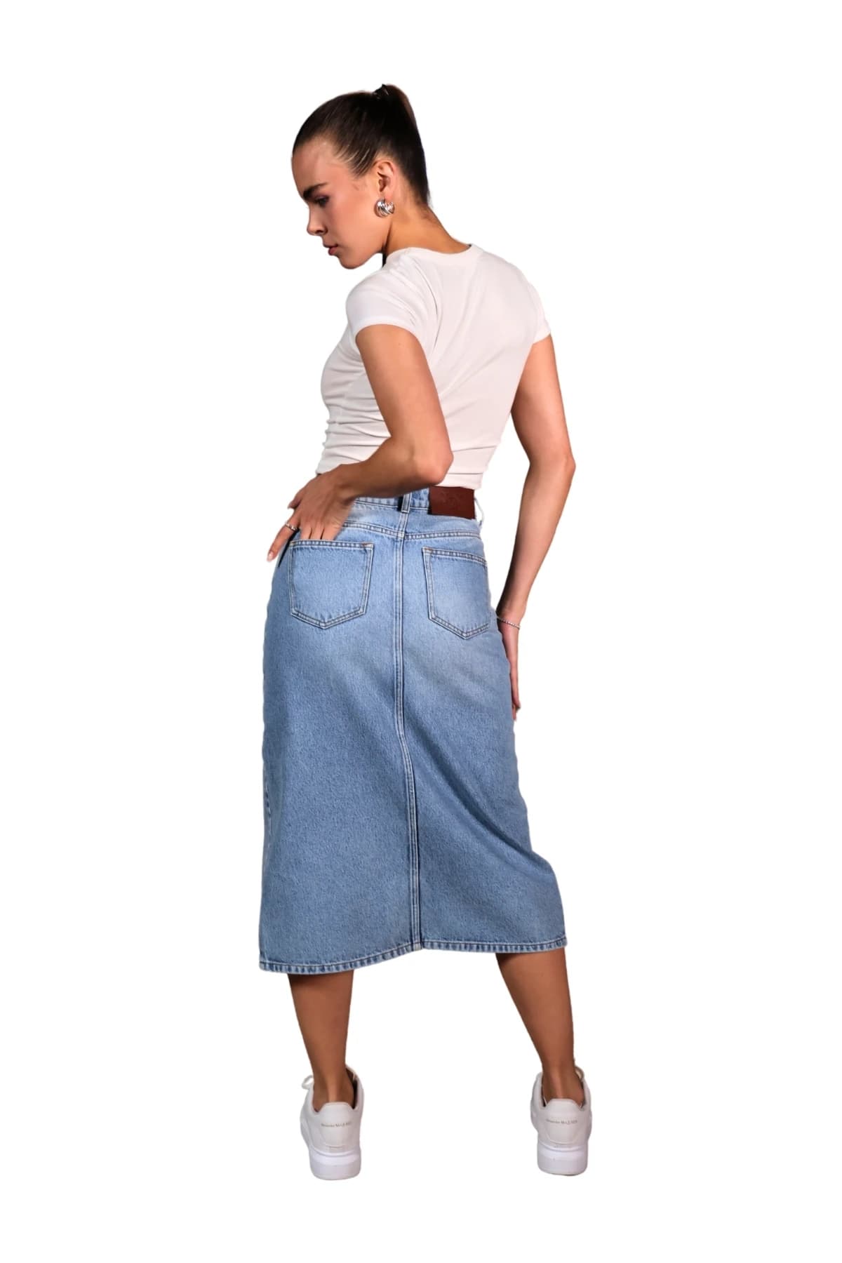 Denim Moon kadın açık mavi midi denim etek, arka cepleri ve bel etiketiyle modelde arkadan tam boy görünüm.