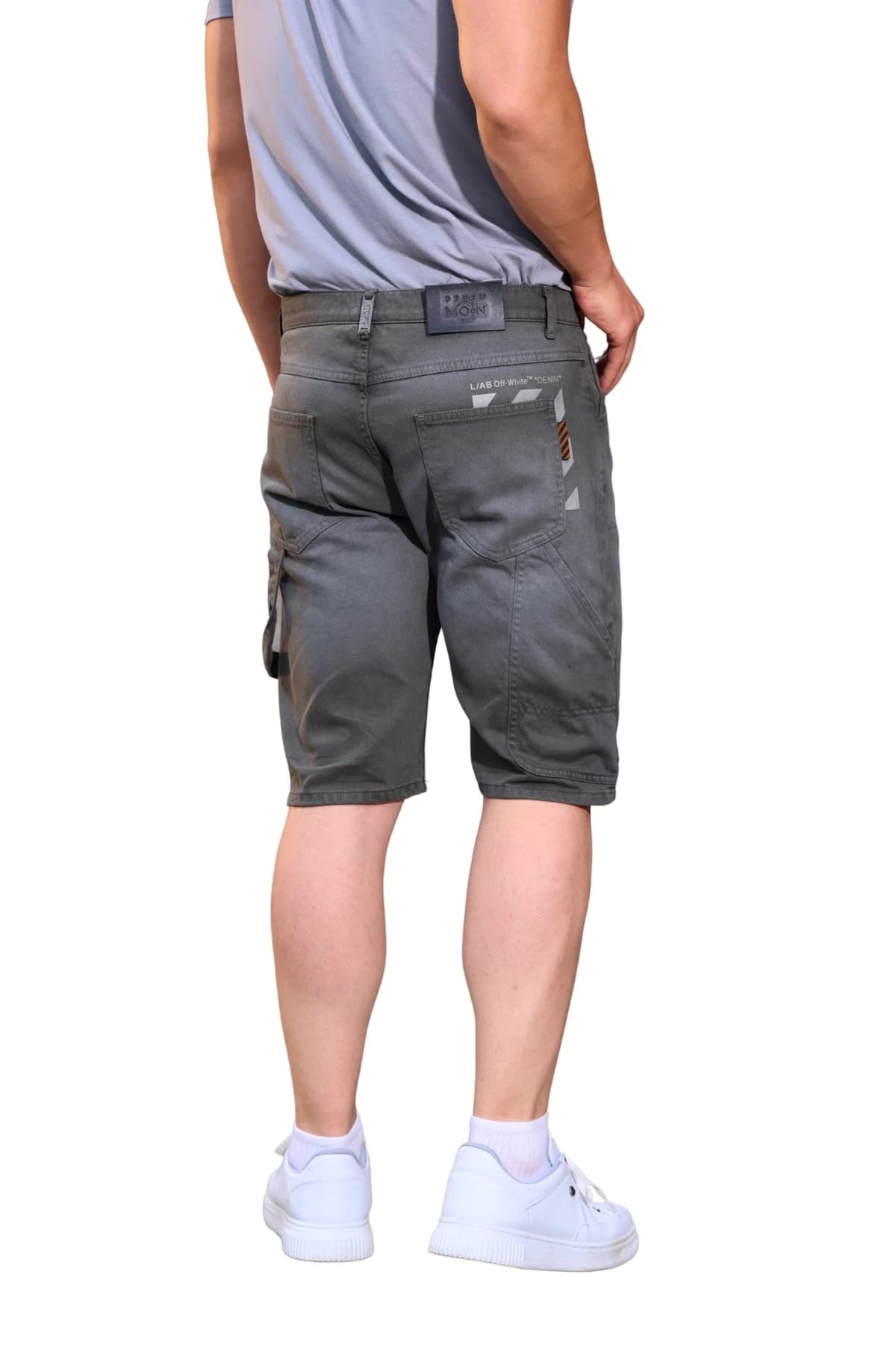 Denim Moon erkek antrasit yıkamalı dokuma şort, arka cep ve bel etiketi detayı, modelde arkadan açılı görünüm.