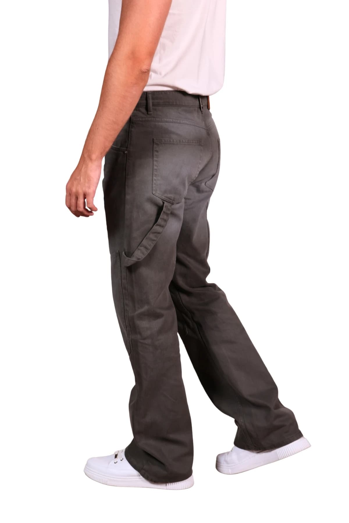 Denim Moon erkek antrasit düz paça carpenter denim pantolon, yan çekiç askısıyla modelde yandan görünüm.