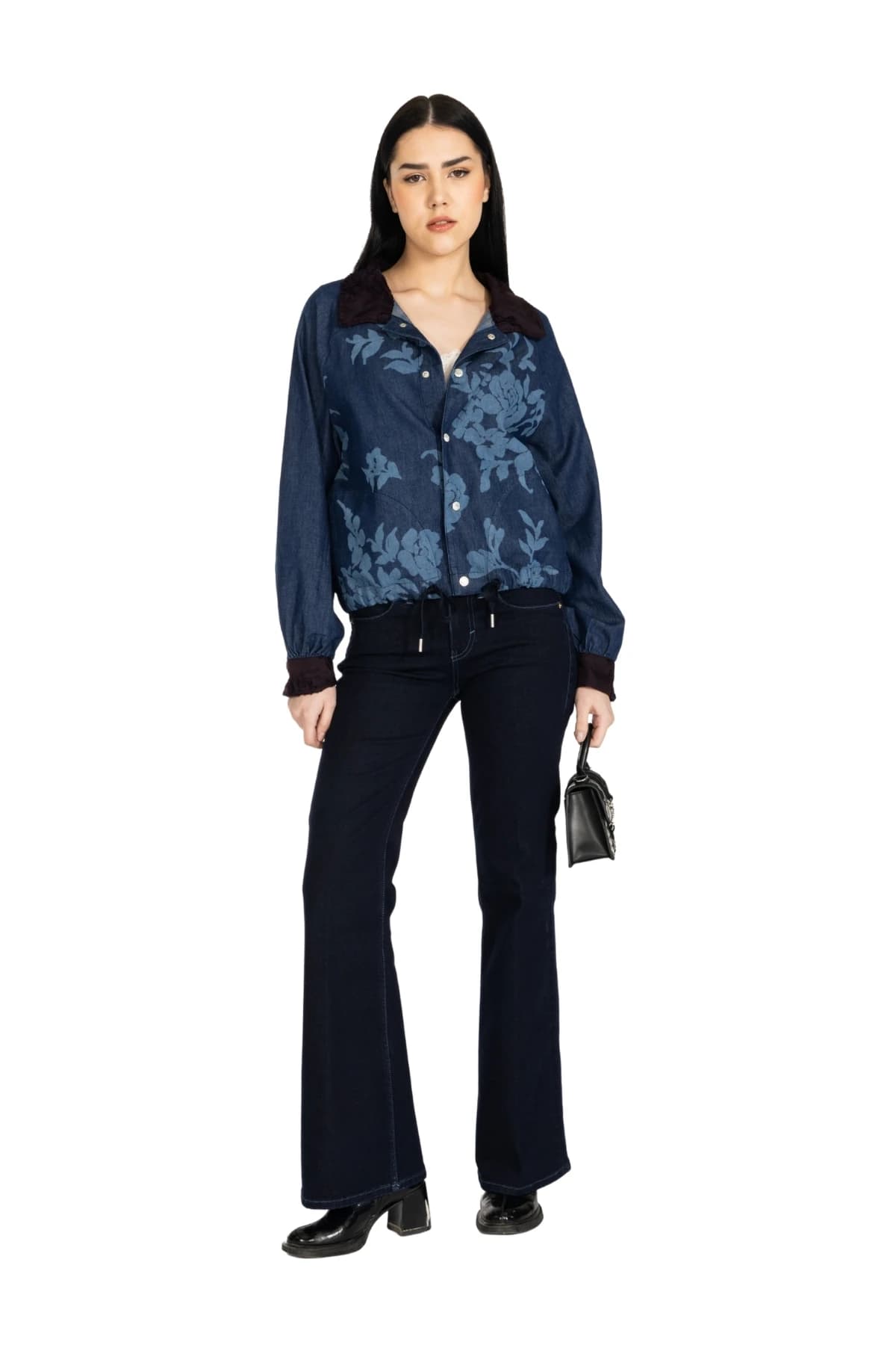 Denim Moon kadın koyu mavi çiçek baskılı denim gömlek, ön çiçek deseni ve bordo yakasıyla modelde önden tam boy görünüm.