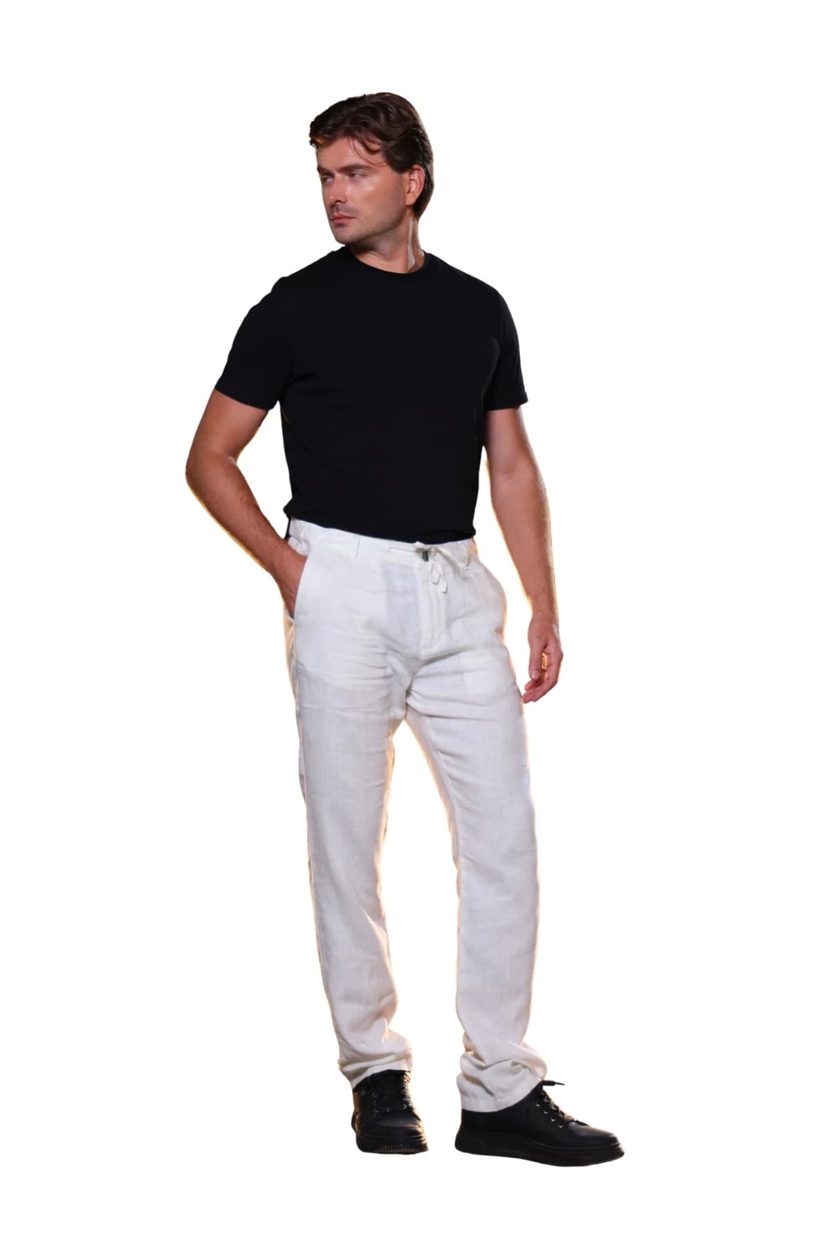 Denim Moon erkek beyaz keten pantolon, rahat düz kesim, modelde önden açılı görünüm.