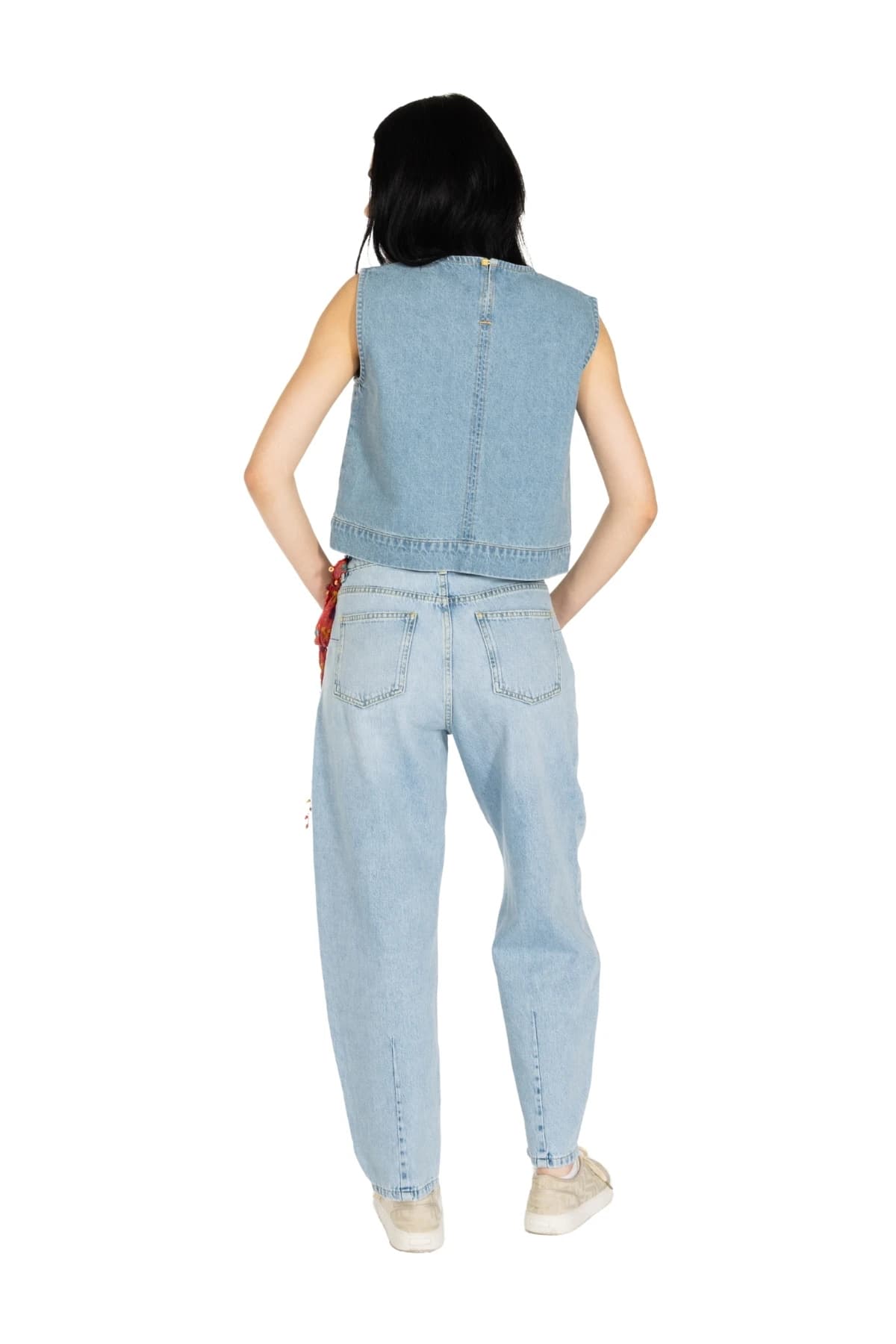 Denim Moon kadın açık mavi balon kesim denim pantolon, arka cepleriyle modelde arkadan tam boy görünüm.