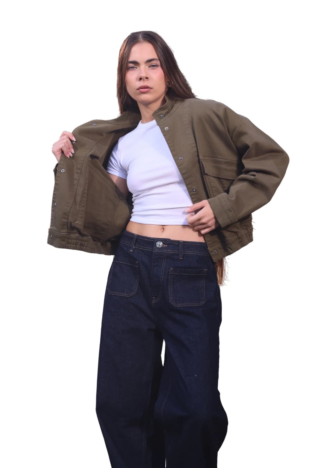 Denim Moon kadın haki bol kesim kısa dokuma ceket, açık çıtçıtlı önü ve lastikli beliyle modelde önden görünüm.