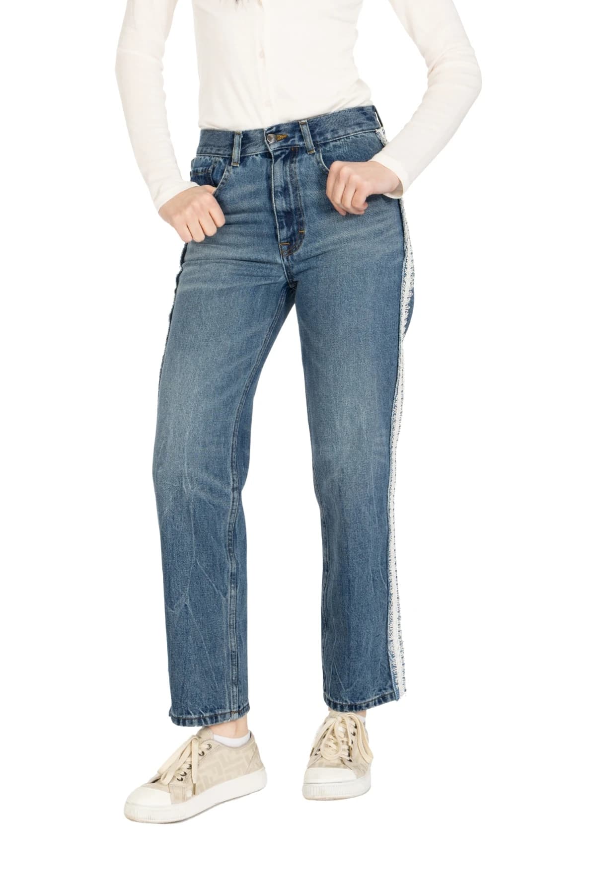 Denim Moon kadın orta mavi vintage yıkamalı düz paça denim pantolon, yan şerit ve ön cep detayı önden yakın görünüm.