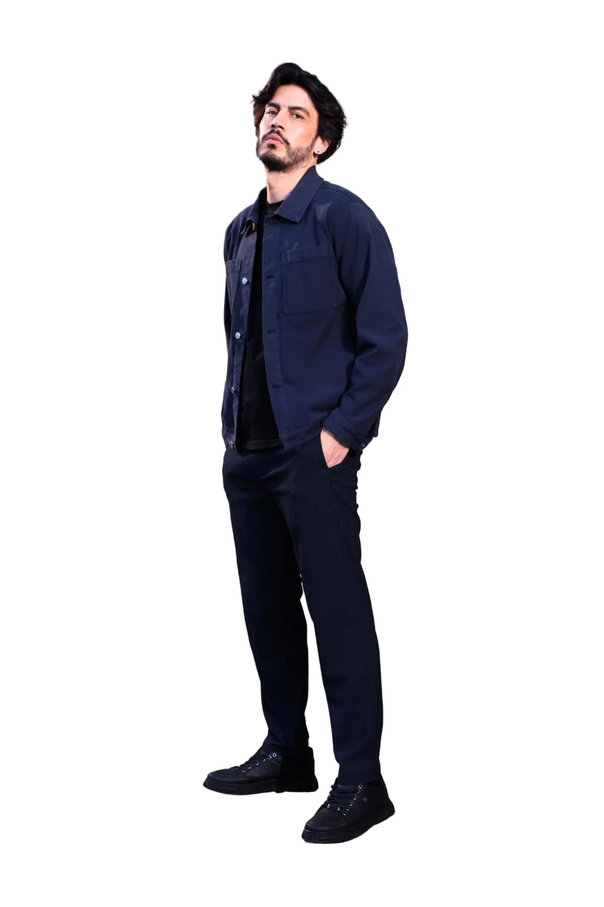 Denim Moon erkek lacivert denim shacket, çıtçıtlı önü ve düz kesimiyle modelde önden üç çeyrek tam boy görünüm.