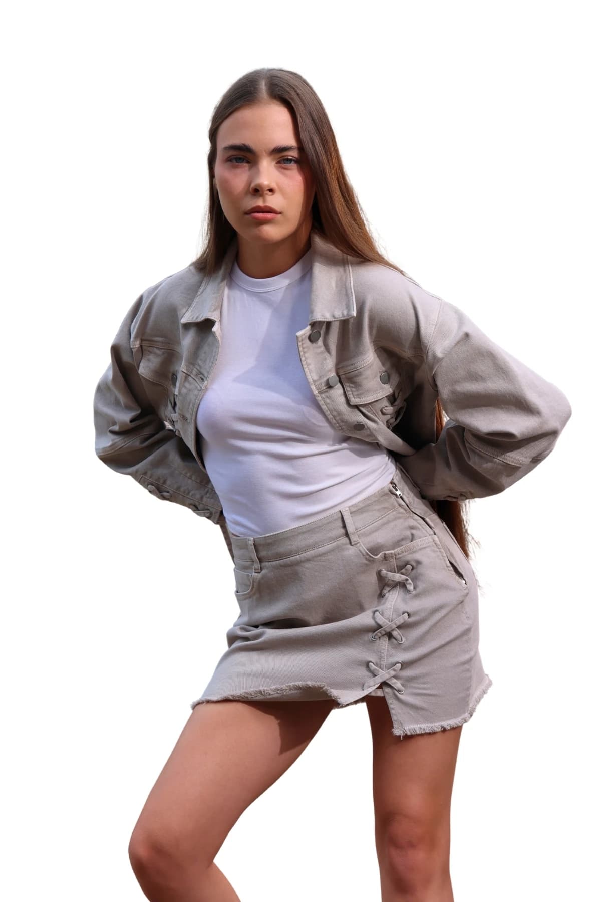 Denim Moon kadın taş rengi denim mini etek, bağcıklı yırtmaç ve bel detayı, modelde önden yakın görünüm.
