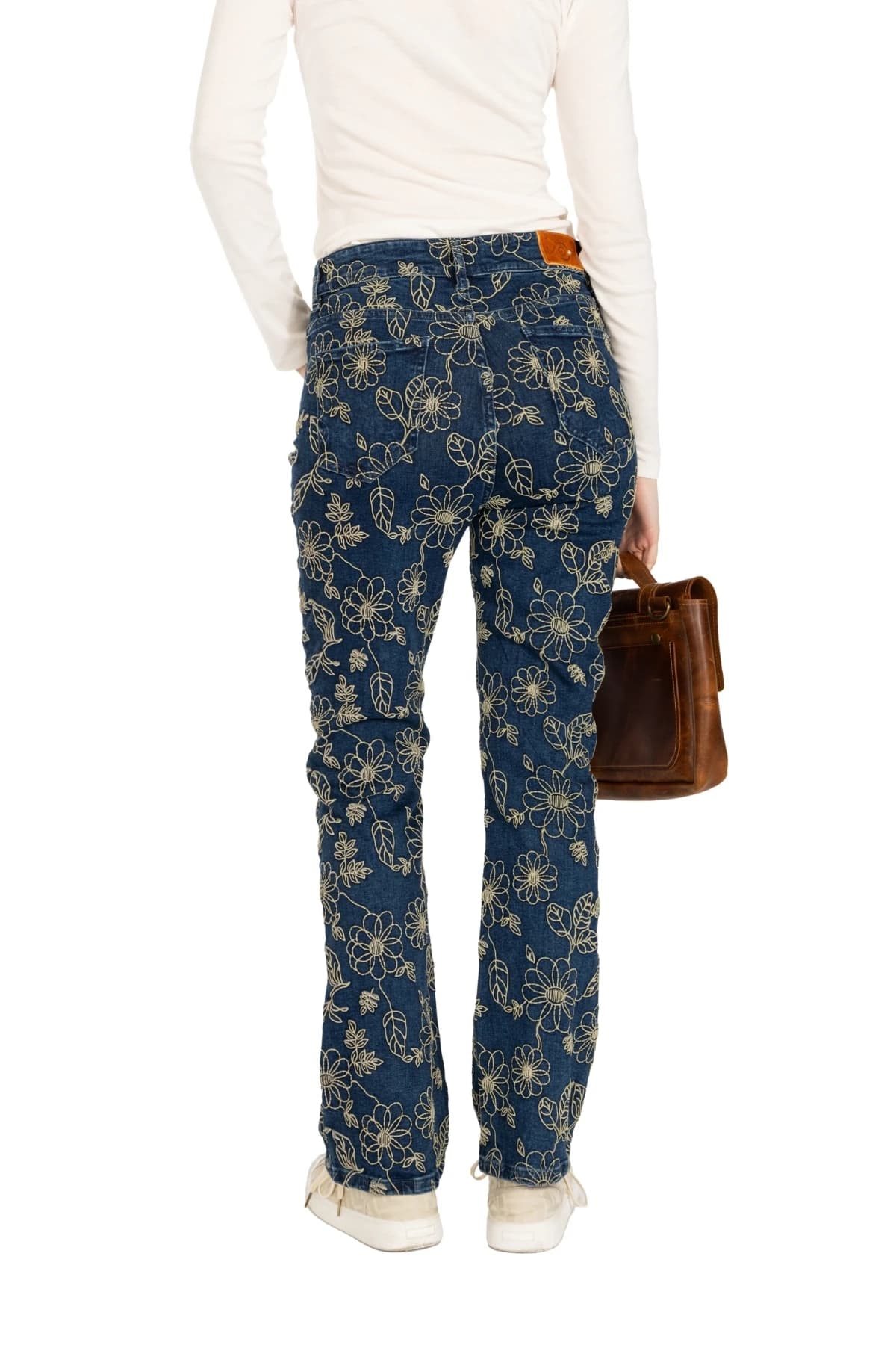 Denim Moon kadın lacivert çiçek işlemeli düz paça denim pantolon, arka cepleri ve bel etiketiyle modelde arkadan görünüm.